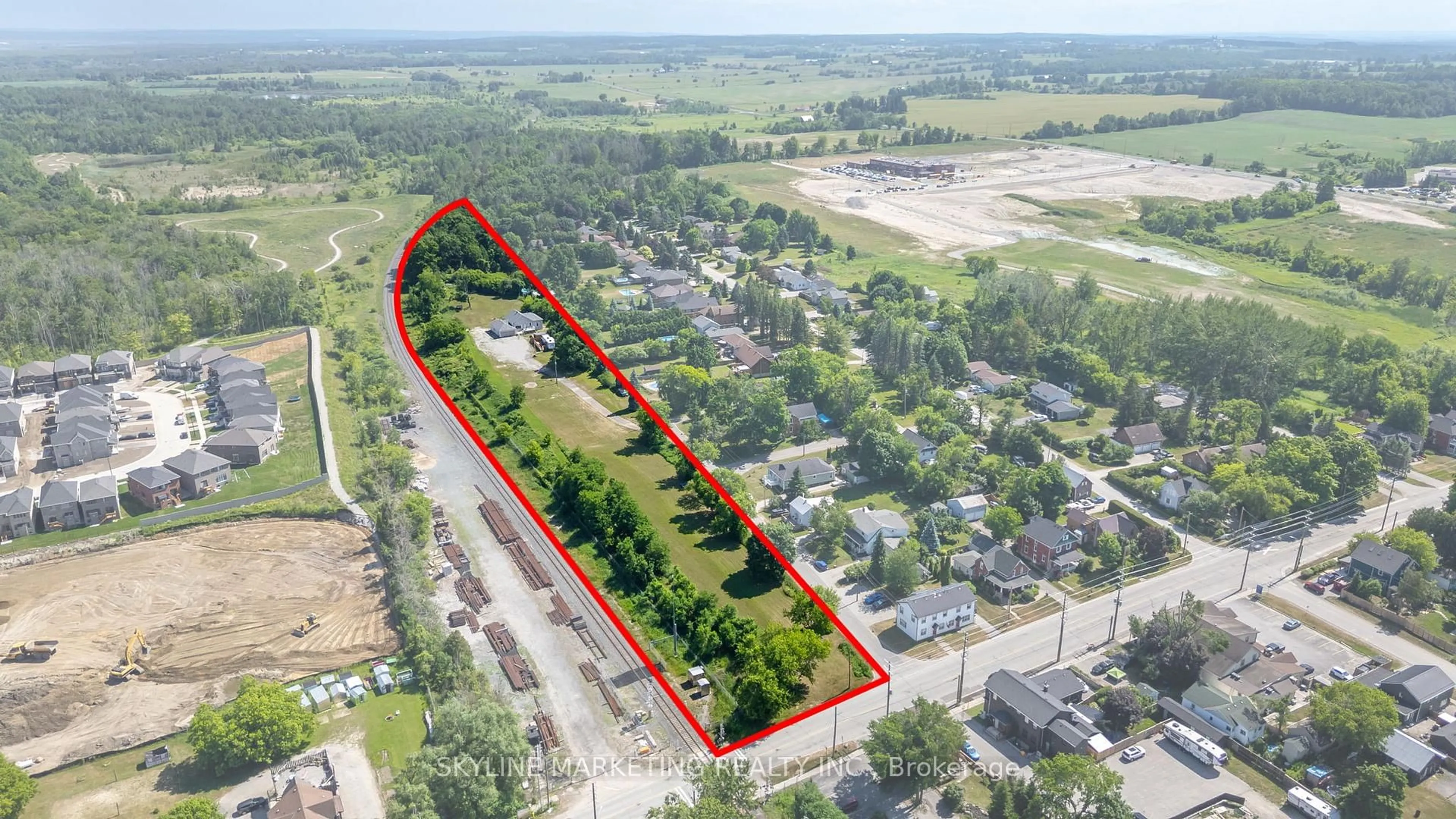A pic from outside/outdoor area/front of a property/back of a property/a pic from drone, street for 871 Front St, Innisfil Ontario L0L 1W0