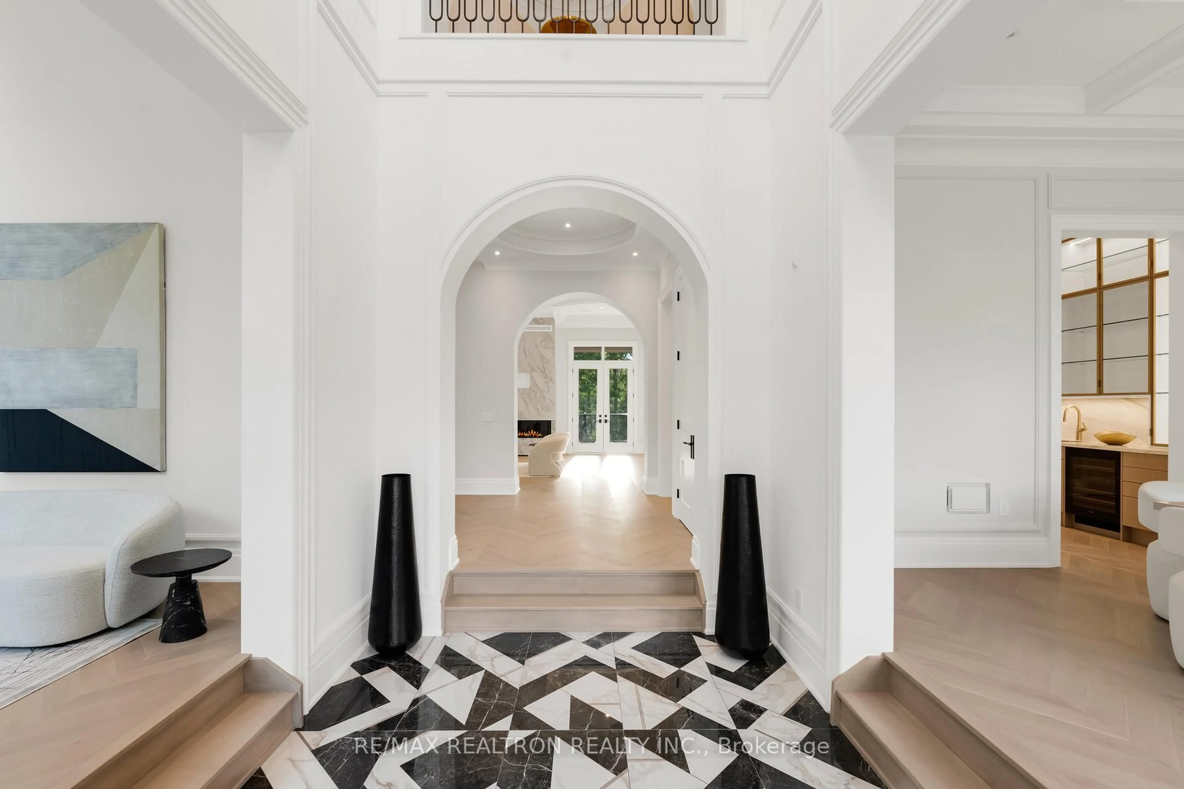 Indoor foyer for 196 Kennedy St, Aurora Ontario L4G 2L7