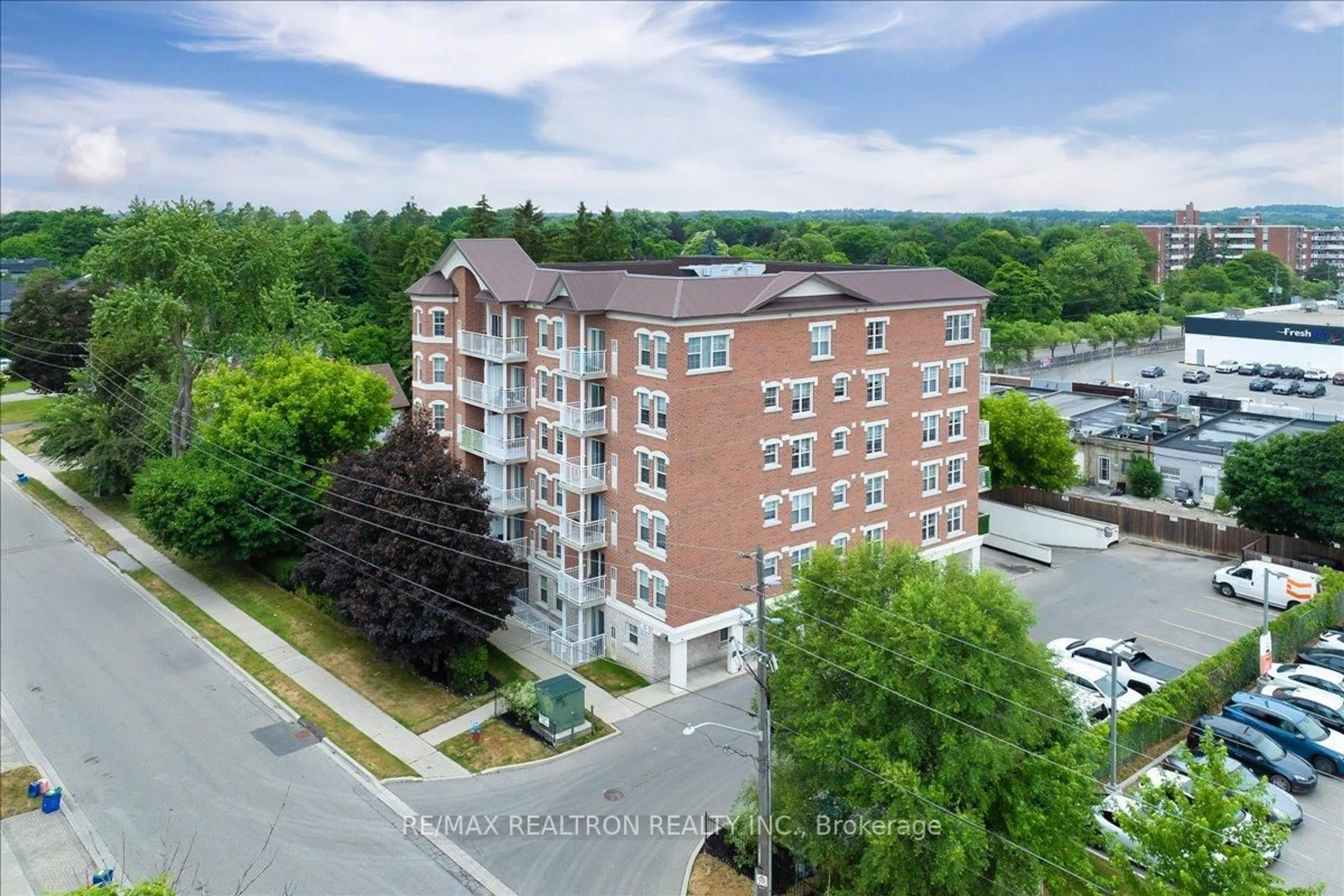 A pic from outside/outdoor area/front of a property/back of a property/a pic from drone, building for 35 Hunt Ave #502, Richmond Hill Ontario L4C 4H1