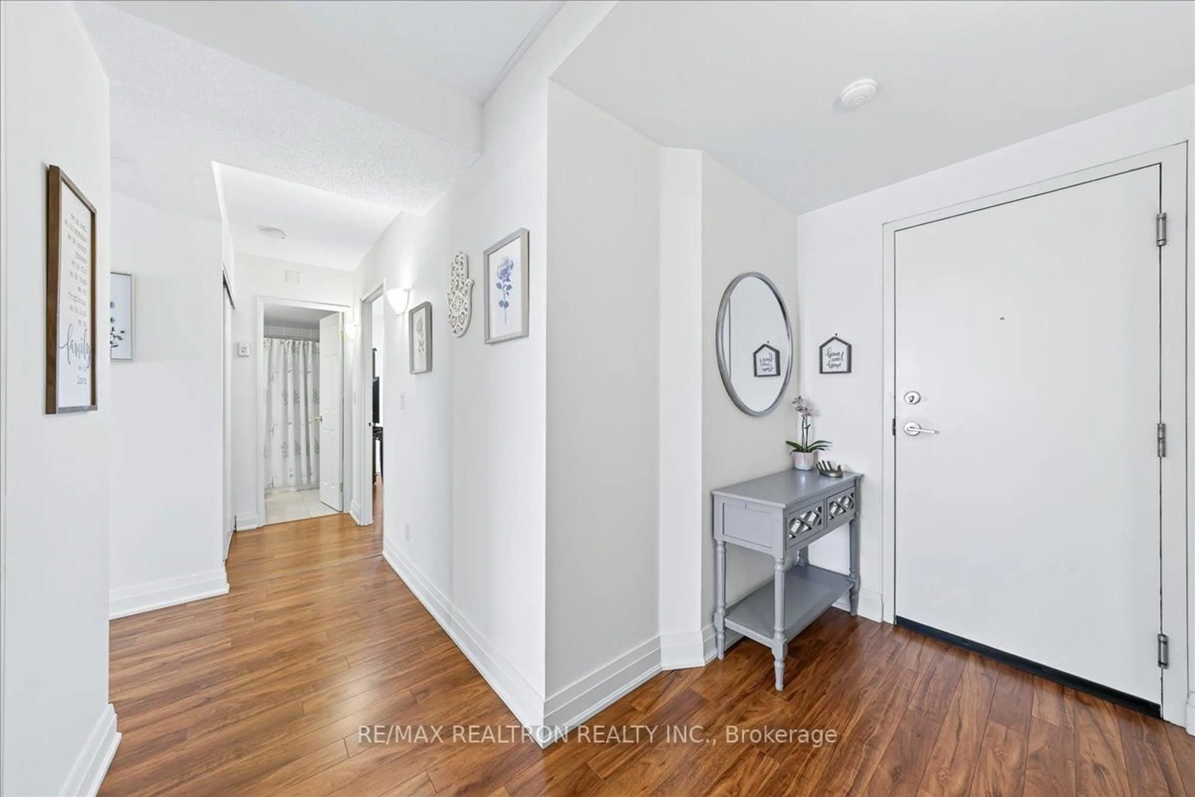 Indoor entryway for 35 Hunt Ave #502, Richmond Hill Ontario L4C 4H1