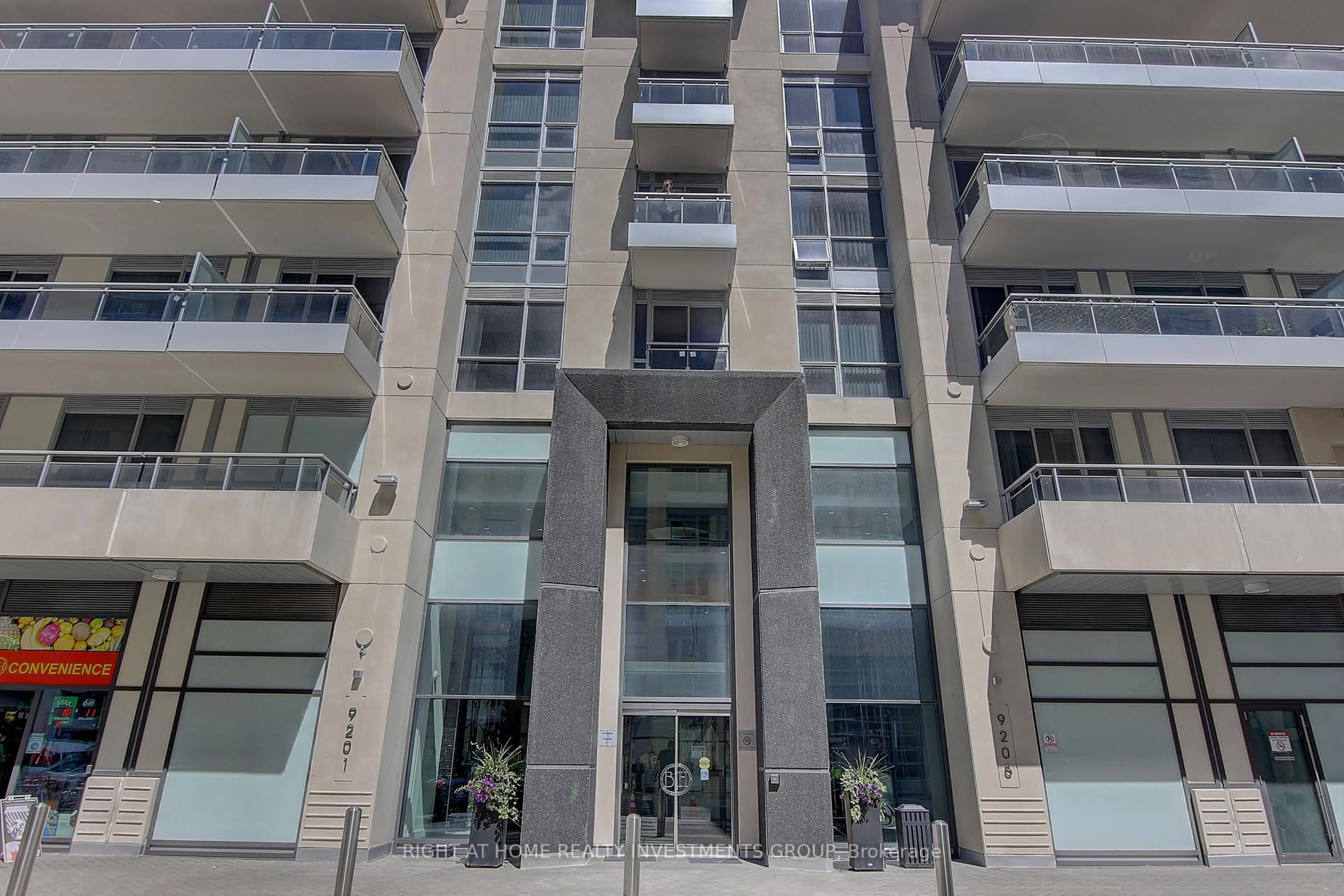 Indoor foyer for 9205 Yonge St #415 Ne, Richmond Hill Ontario L4C 6Z2