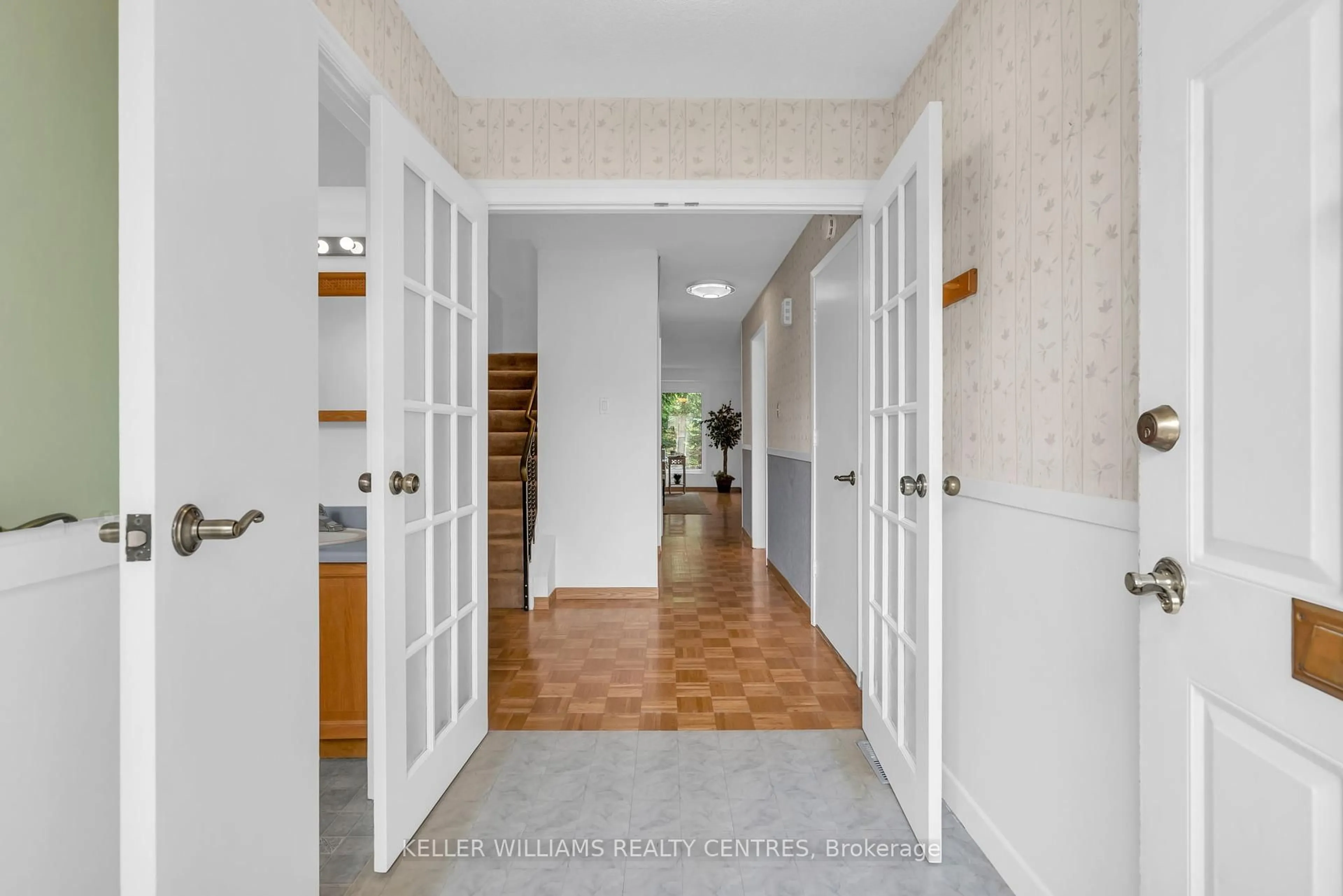 Indoor foyer for 119 Batson Dr, Aurora Ontario L4G 3S6