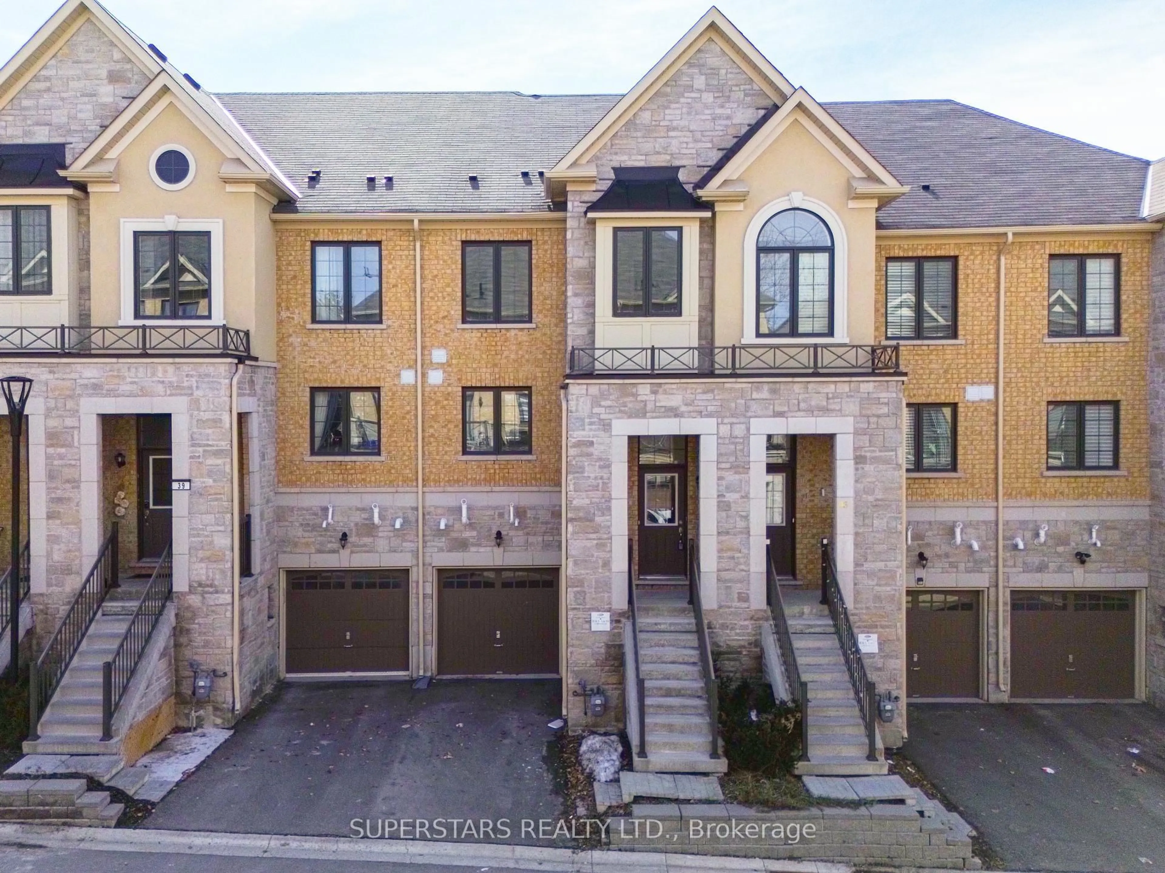 A pic from outside/outdoor area/front of a property/back of a property/a pic from drone, street for 41 Milbourne Lane, Richmond Hill Ontario L4E 1G4