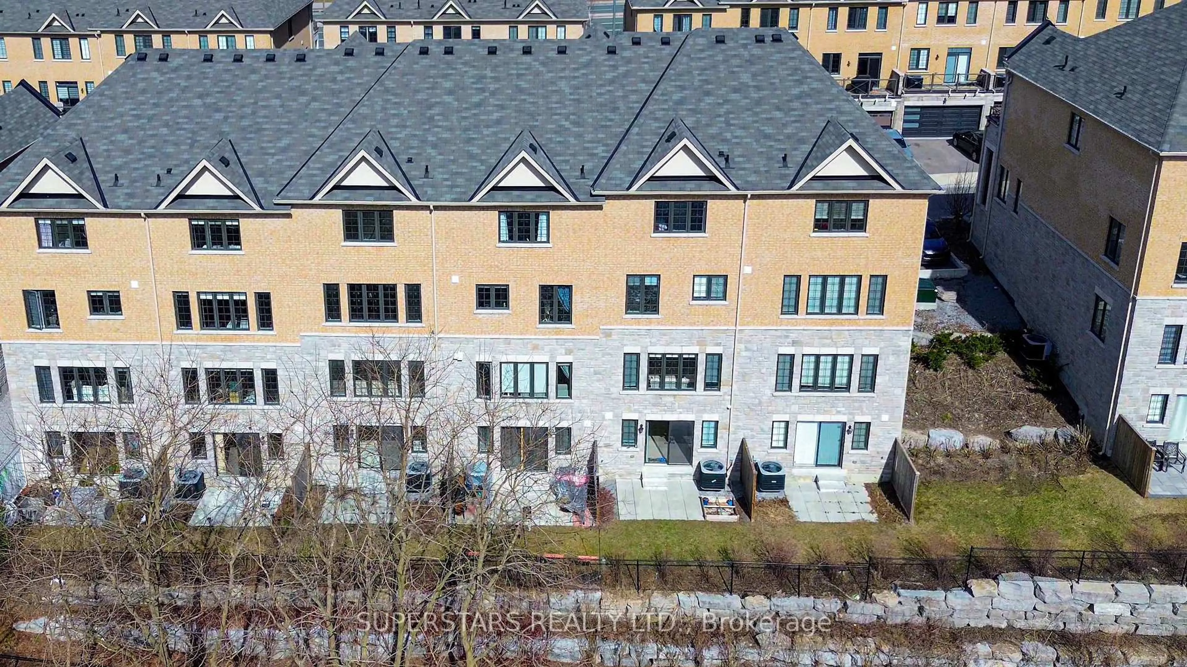 A pic from outside/outdoor area/front of a property/back of a property/a pic from drone, city buildings view from balcony for 41 Milbourne Lane, Richmond Hill Ontario L4E 1G4