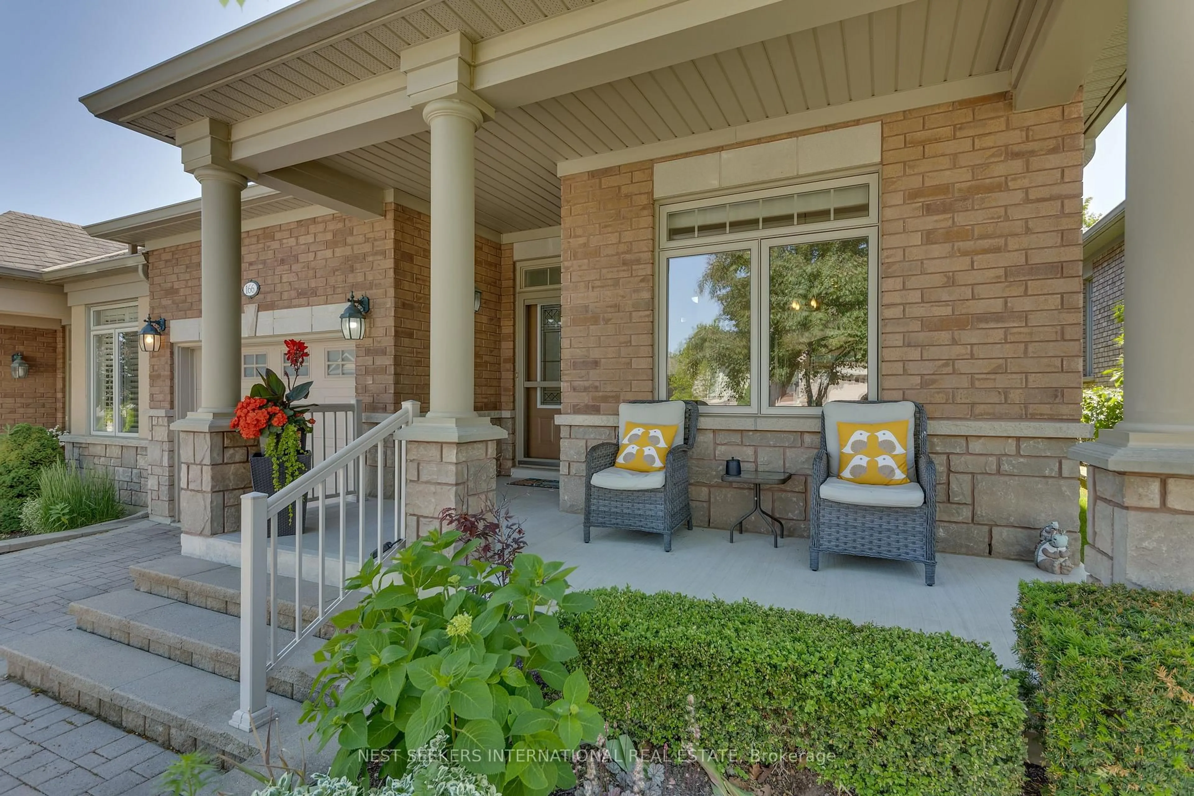 Patio, street for 166 Ridge Way, New Tecumseth Ontario L9R 0H3