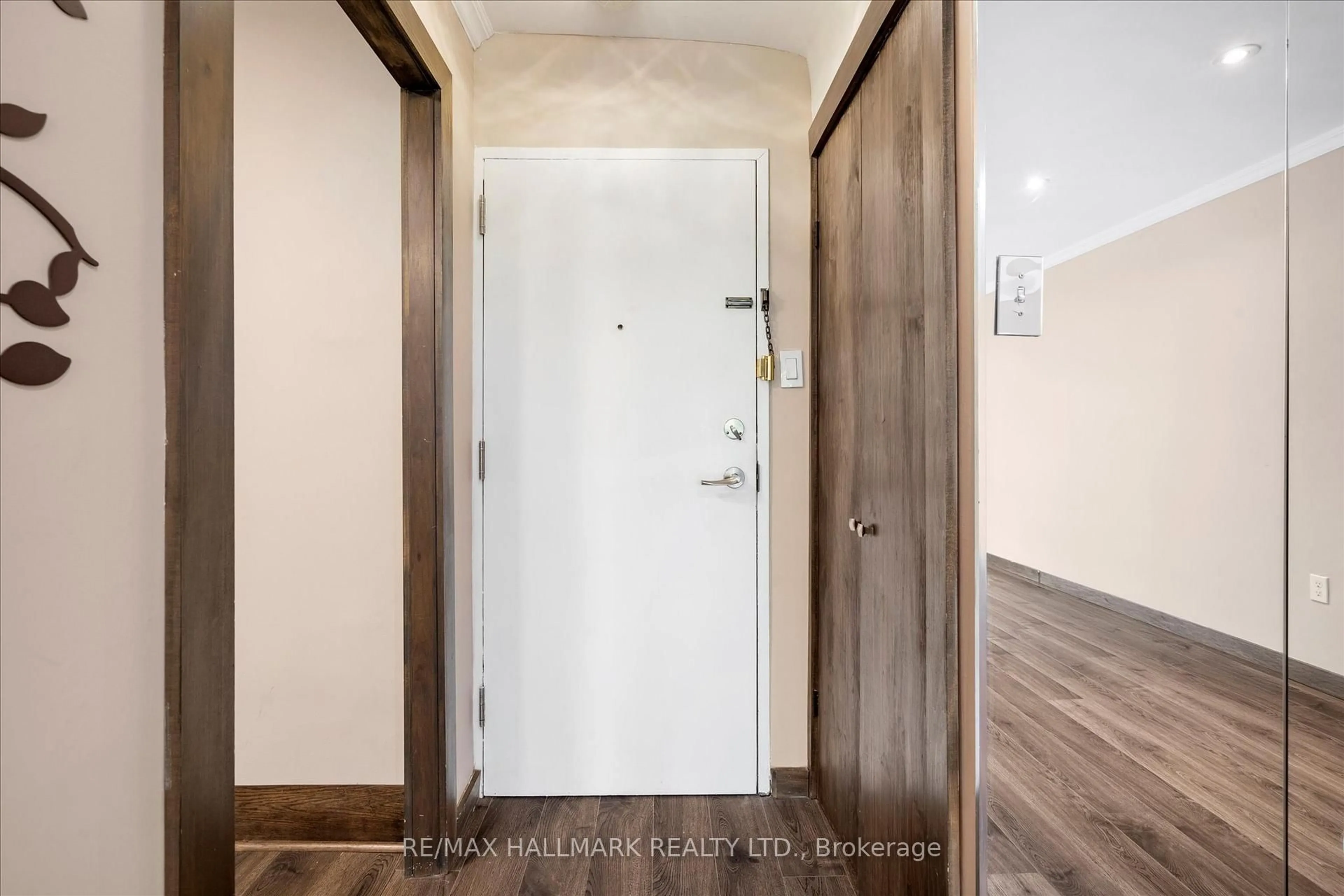 Indoor entryway for 16 Elgin St #339, Markham Ontario L3T 4T4