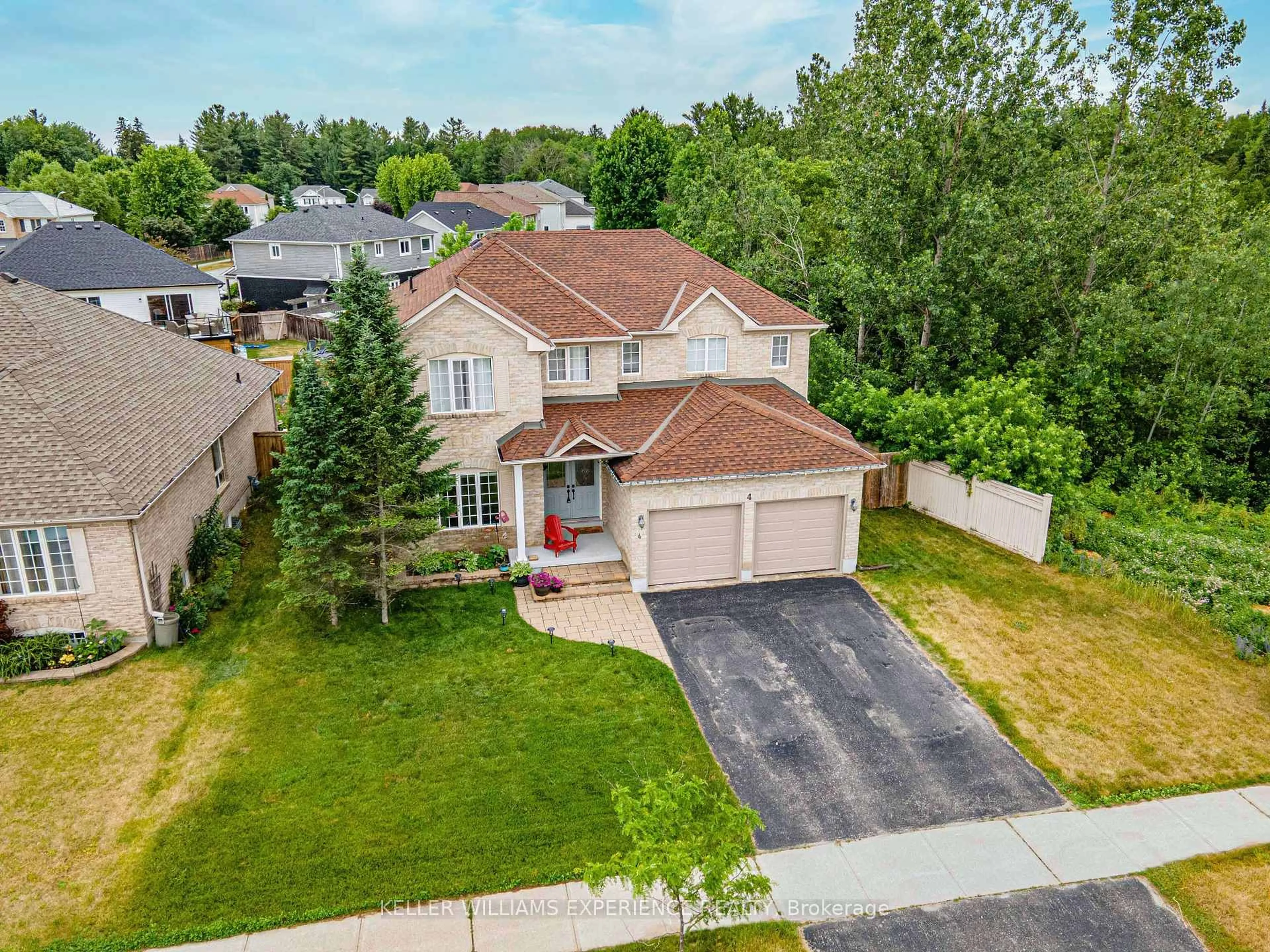 A pic from outside/outdoor area/front of a property/back of a property/a pic from drone, street for 4 GOLD PARK Gate, Essa Ontario L3W 0C2