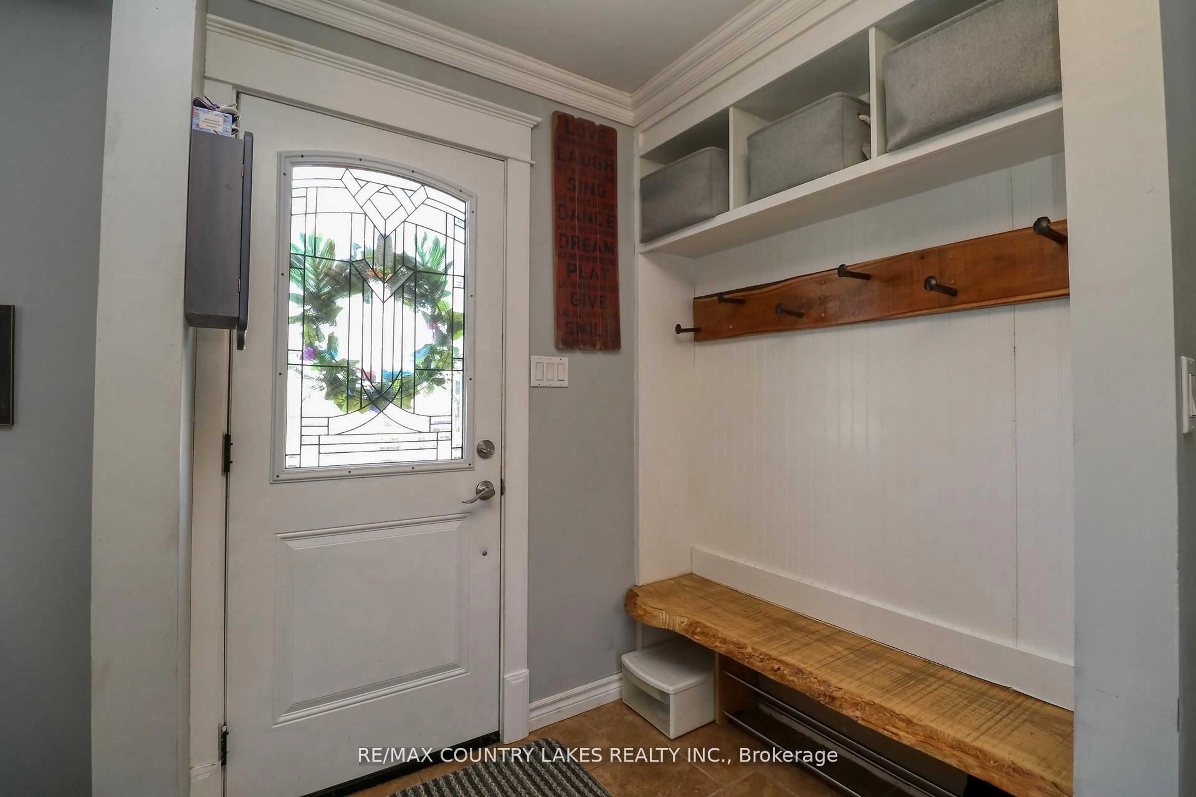 Indoor entryway for 271 Lakeland Cres, Brock Ontario L0K 1A0
