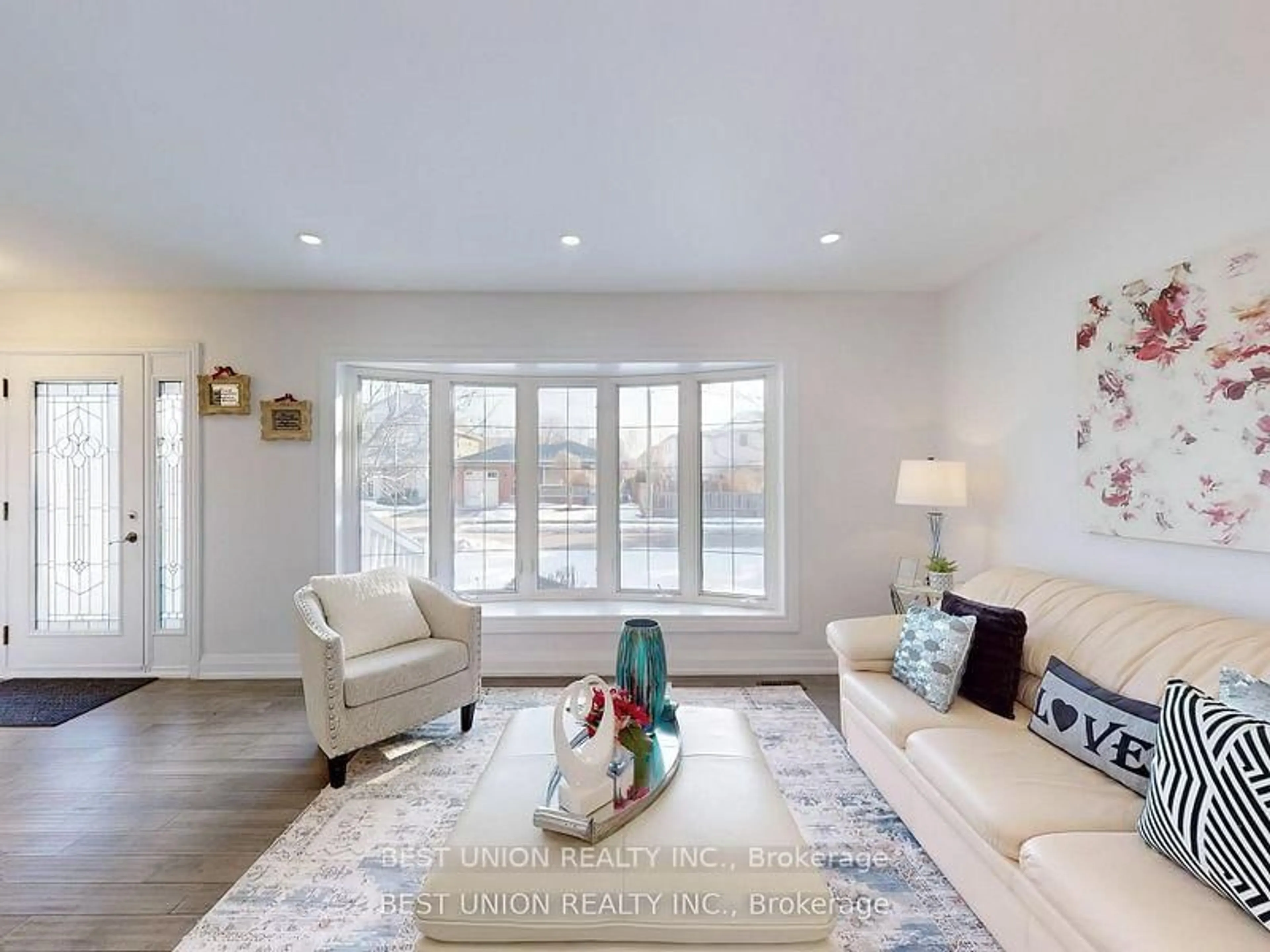 Living room with furniture, unknown for 184 Lawrence Ave, Richmond Hill Ontario L4C 1Z5