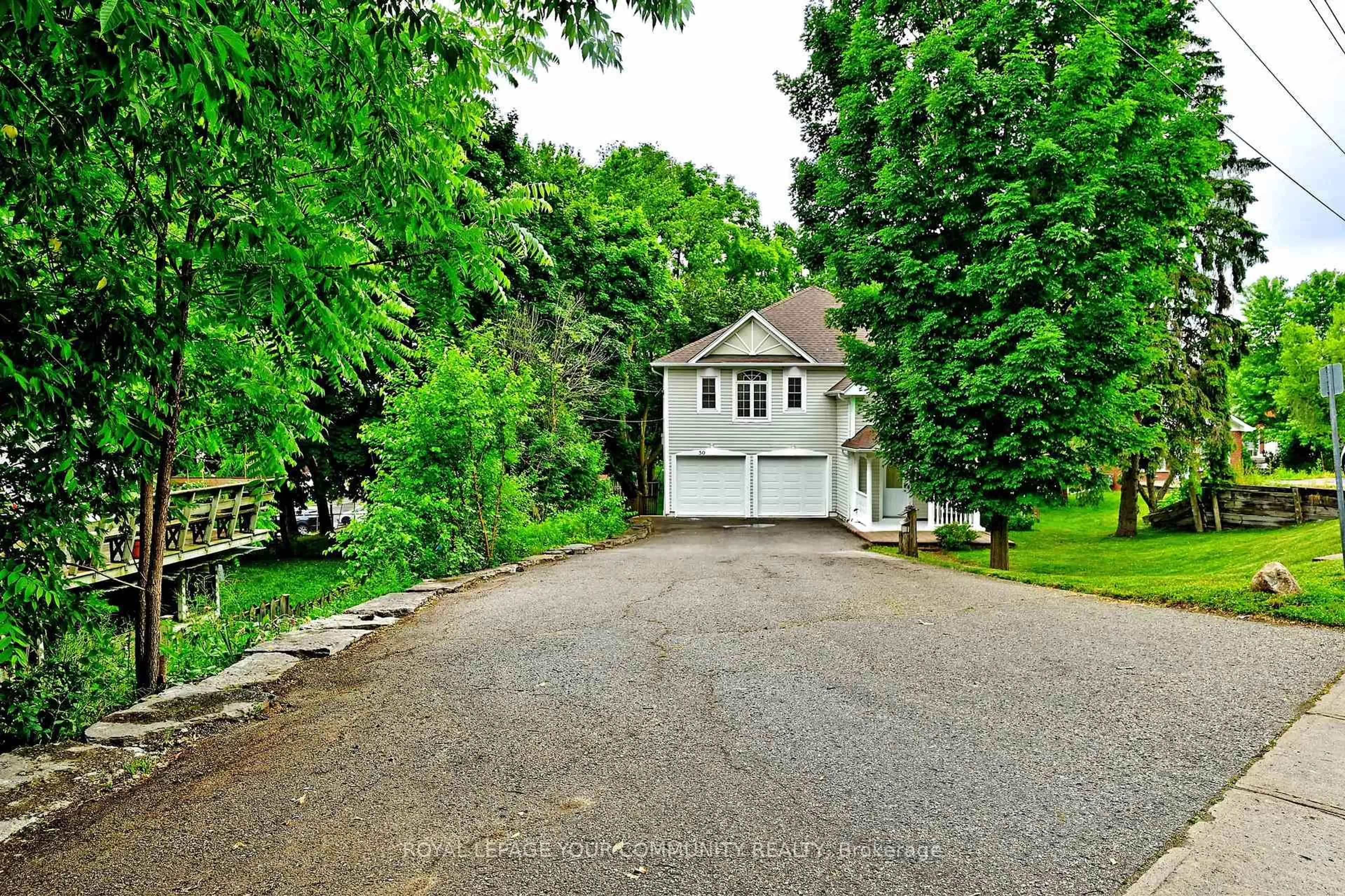 A pic from outside/outdoor area/front of a property/back of a property/a pic from drone, street for 50 The Queensway, Georgina Ontario L4P 1Z1