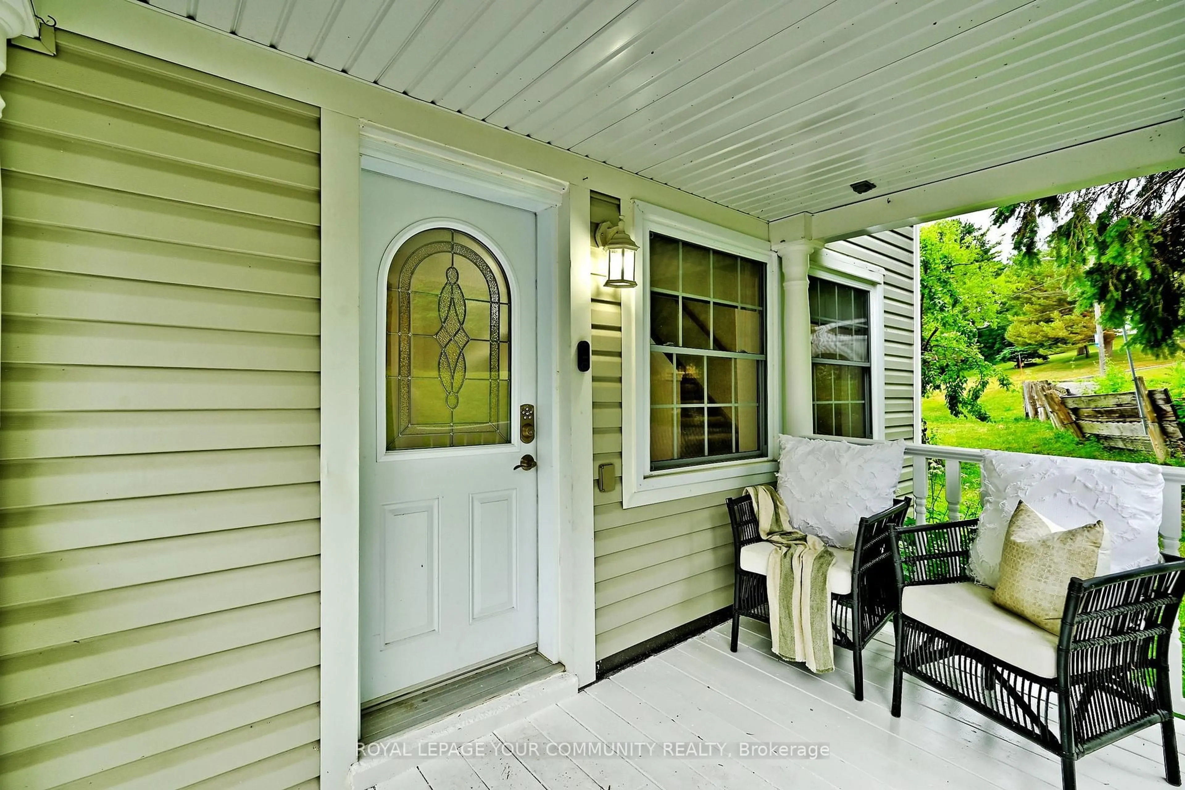 Home with vinyl exterior material, street for 50 The Queensway, Georgina Ontario L4P 1Z1