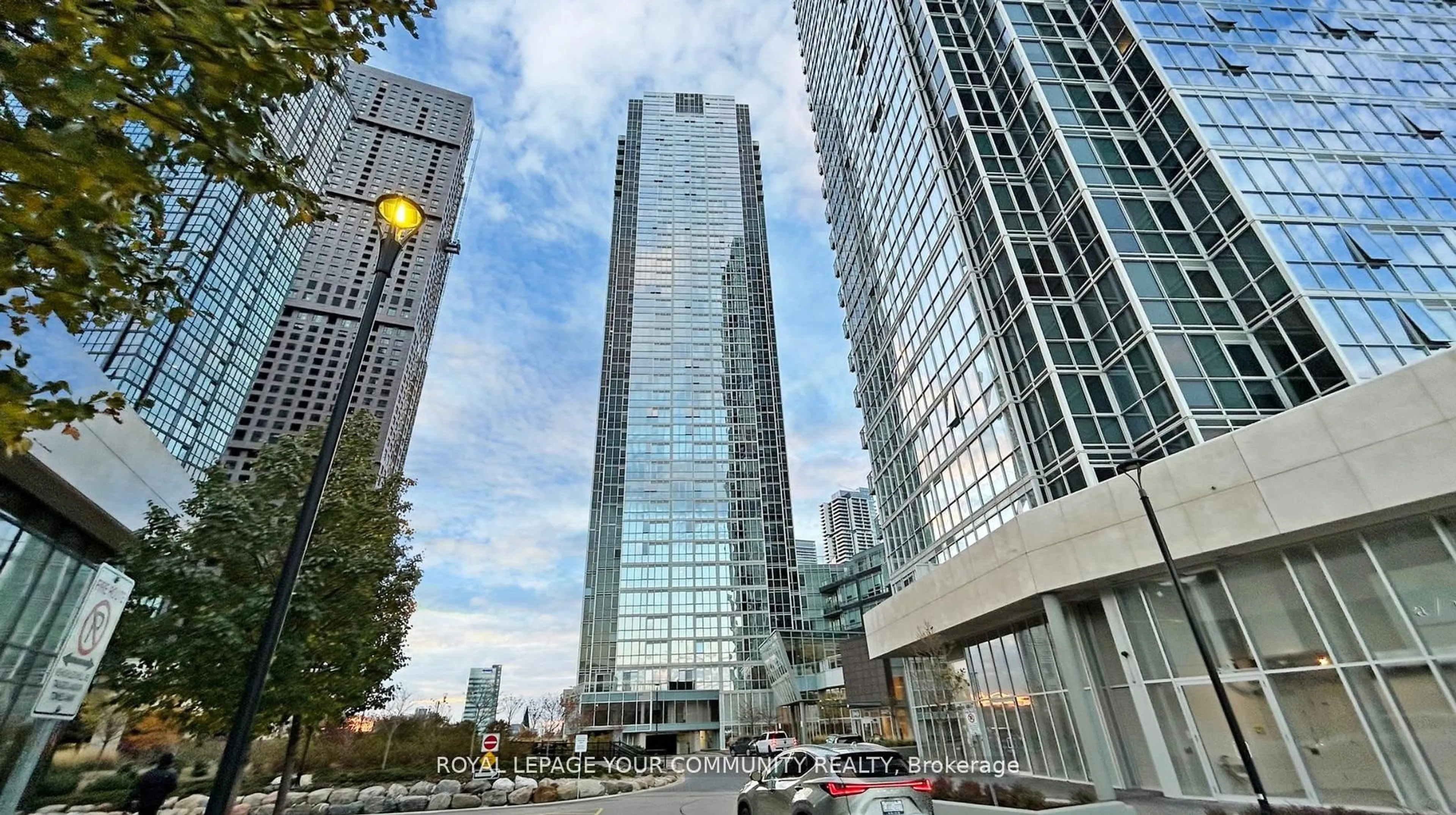 Indoor foyer for 2916 Highway 7 #1703, Vaughan Ontario L4K 0H8