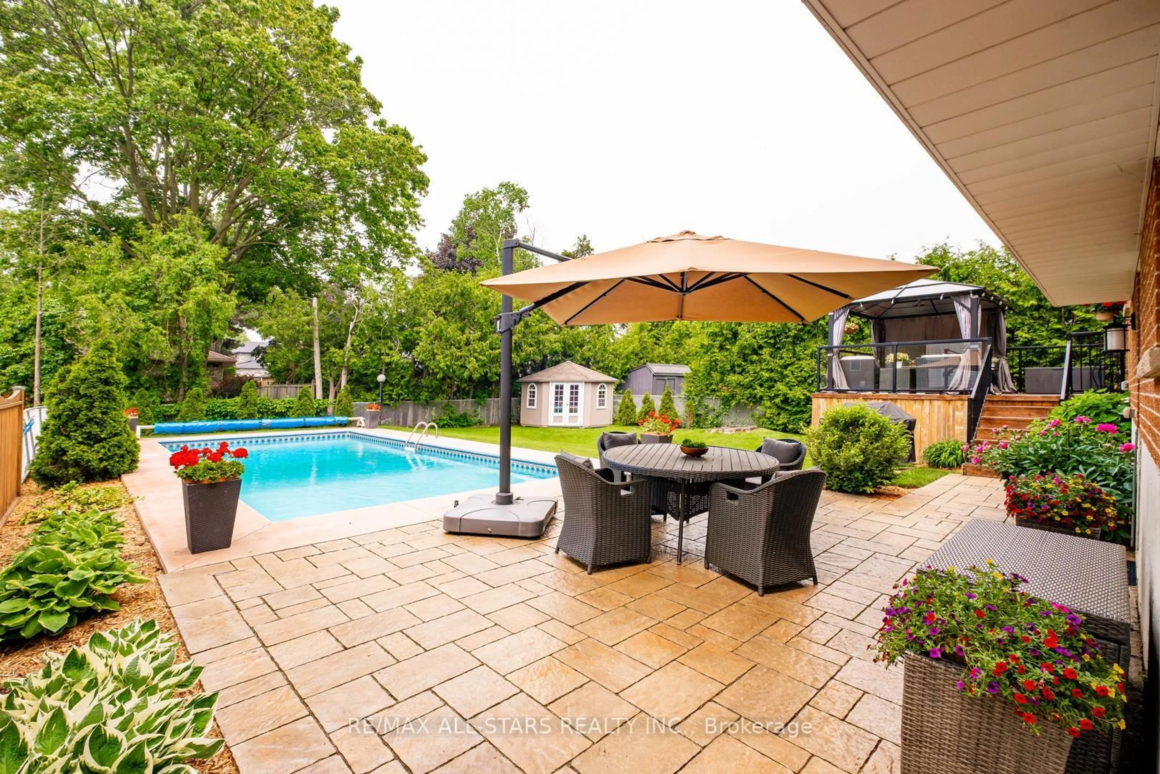 Patio, street for 42 Clarke St, Whitchurch-Stouffville Ontario L4A 3R3