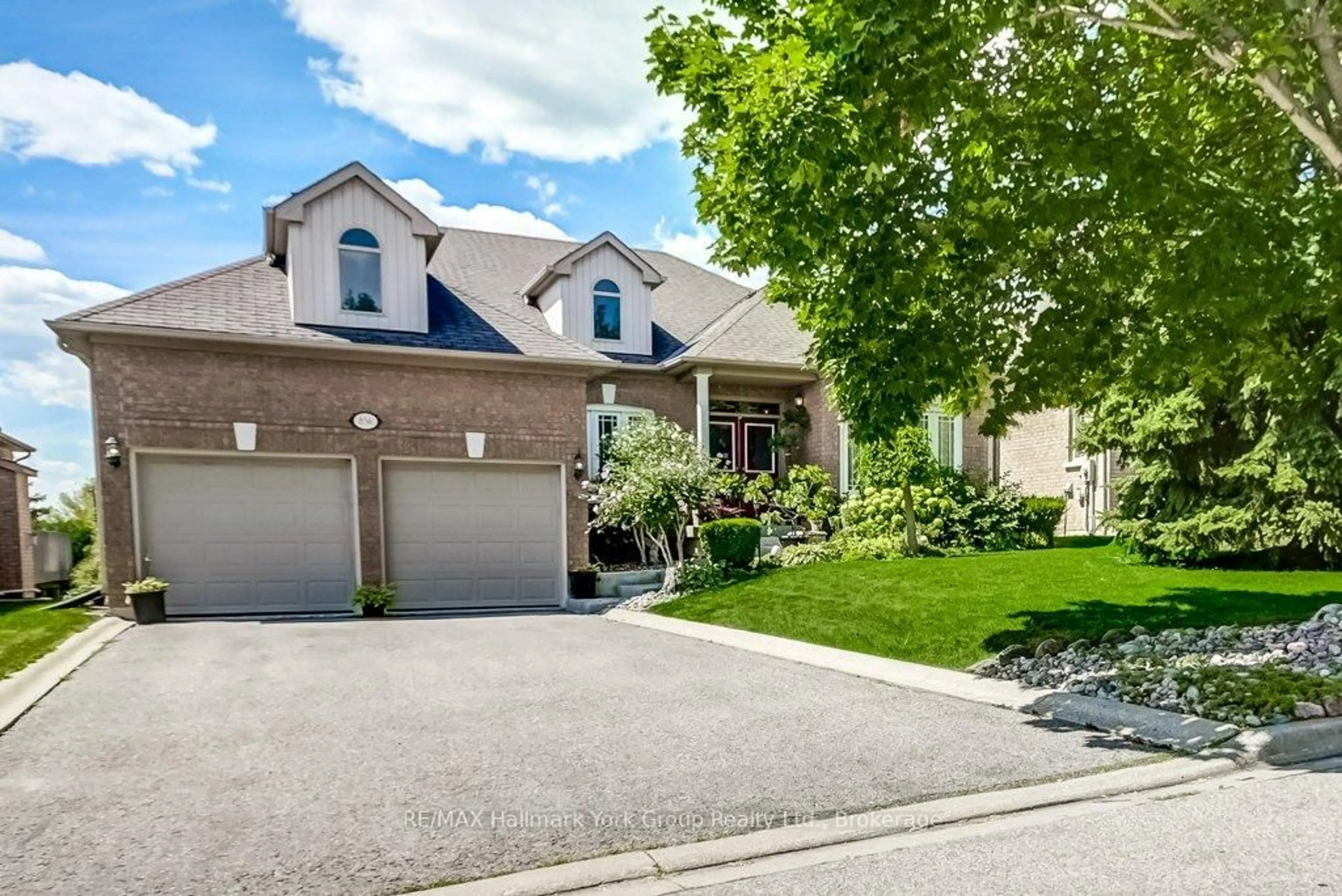 Home with brick exterior material, street for 836 Quantra Cres, Newmarket Ontario L3X 1M8