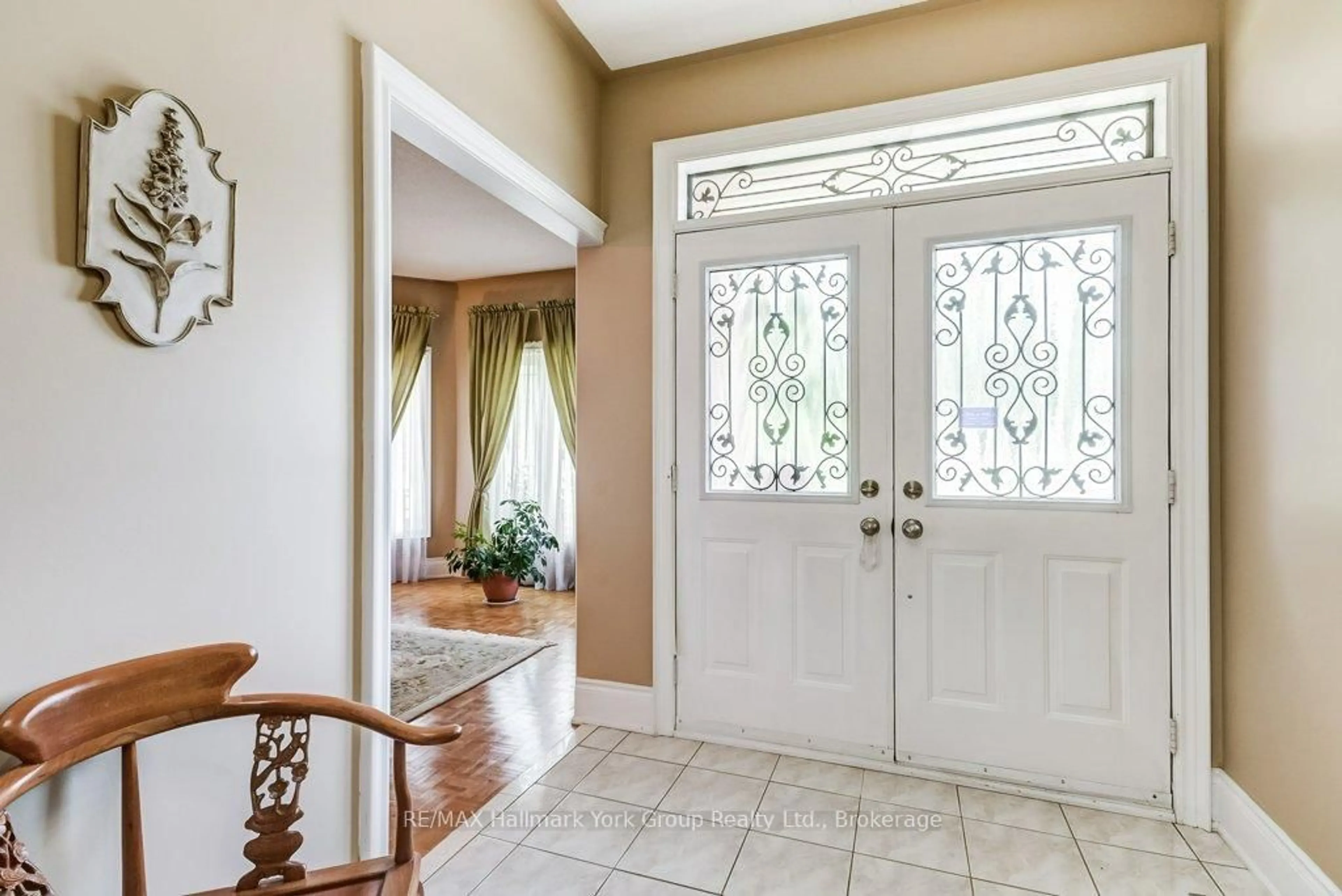 Indoor entryway for 836 Quantra Cres, Newmarket Ontario L3X 1M8