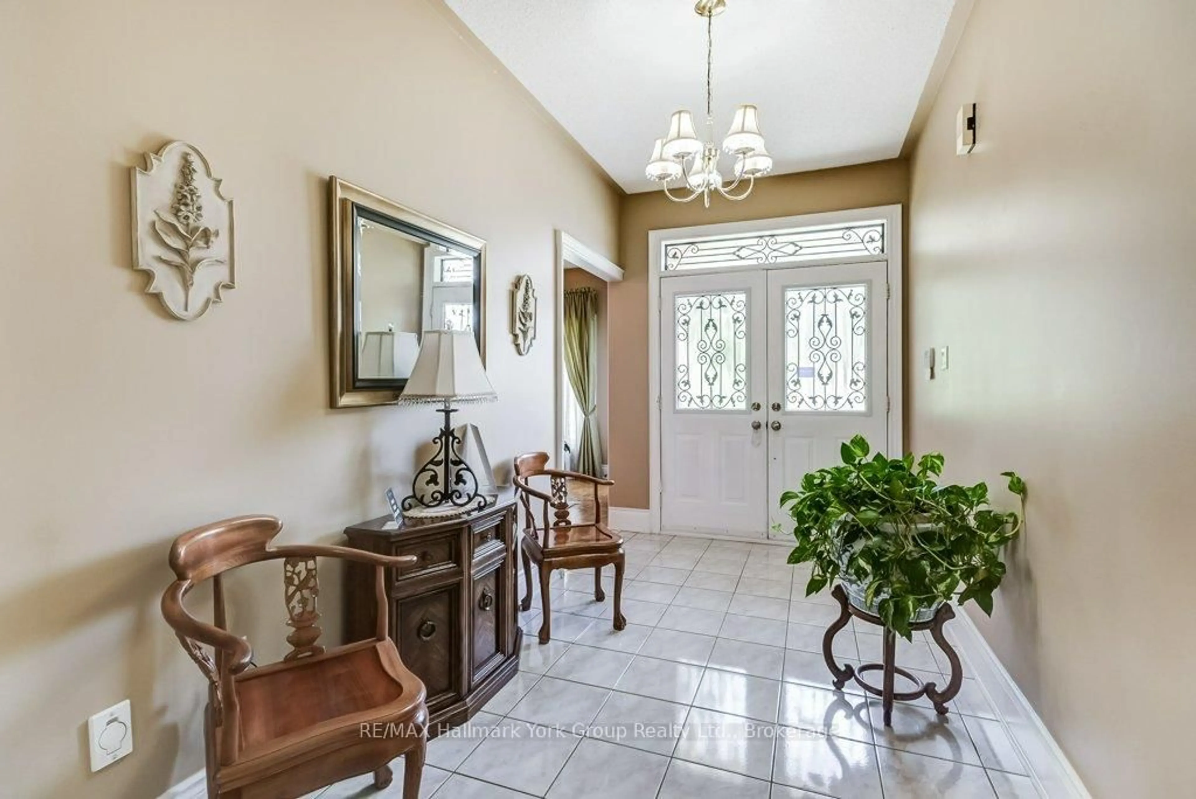 Indoor foyer for 836 Quantra Cres, Newmarket Ontario L3X 1M8