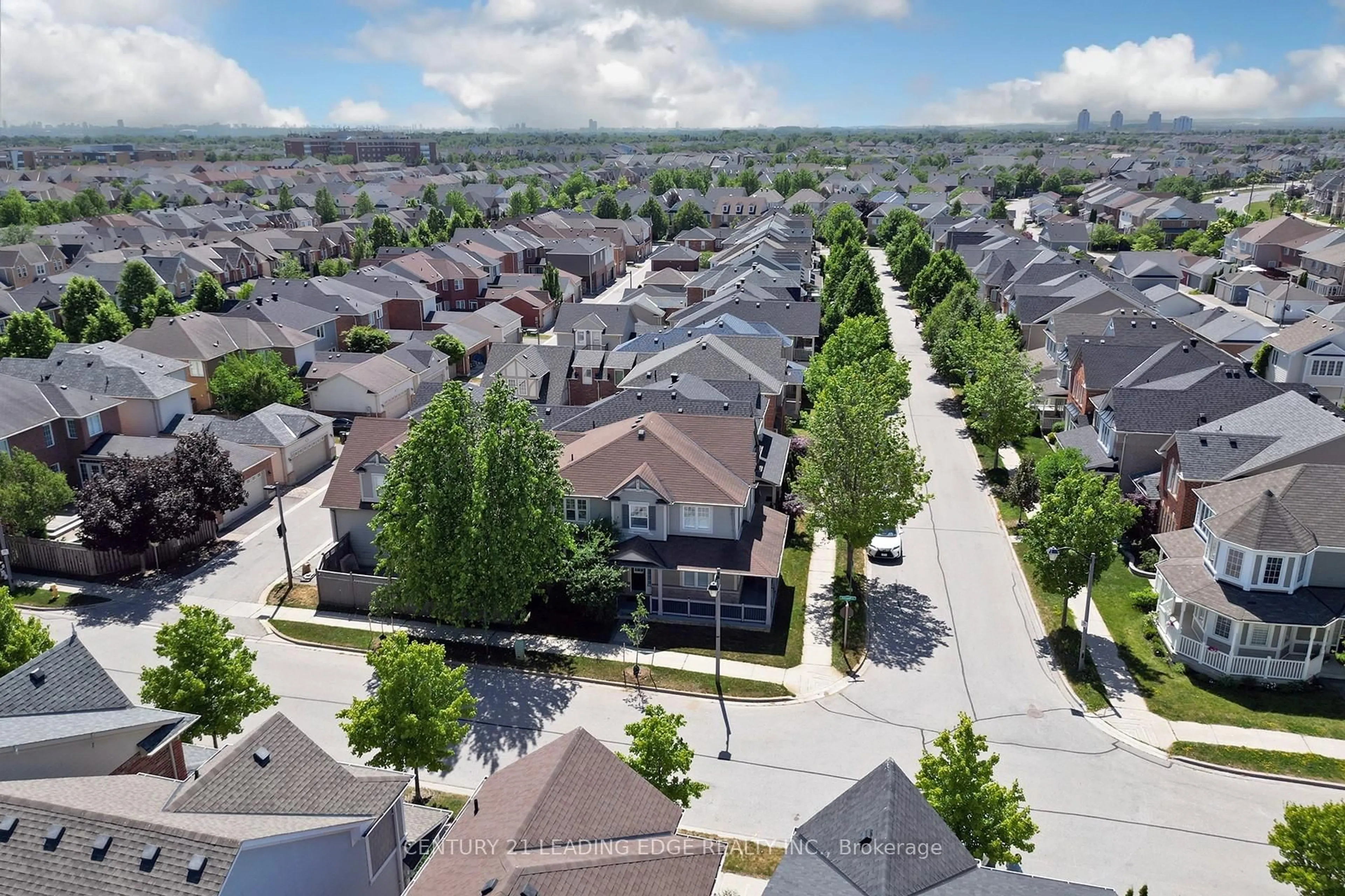 A pic from outside/outdoor area/front of a property/back of a property/a pic from drone, street for 27 Rocking Horse St, Markham Ontario L6B 1L9