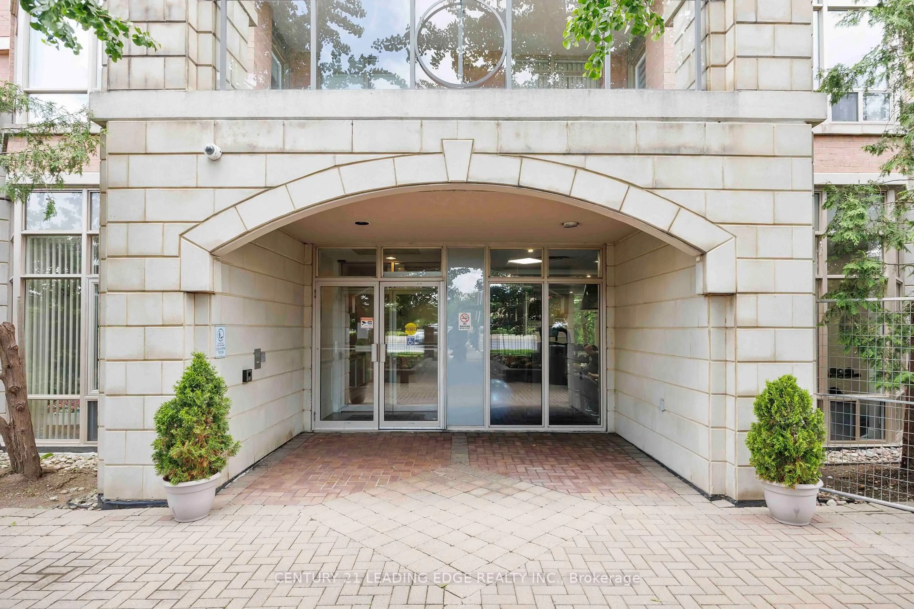 Indoor foyer for 130 Pond Dr #807, Markham Ontario L3T 7W5