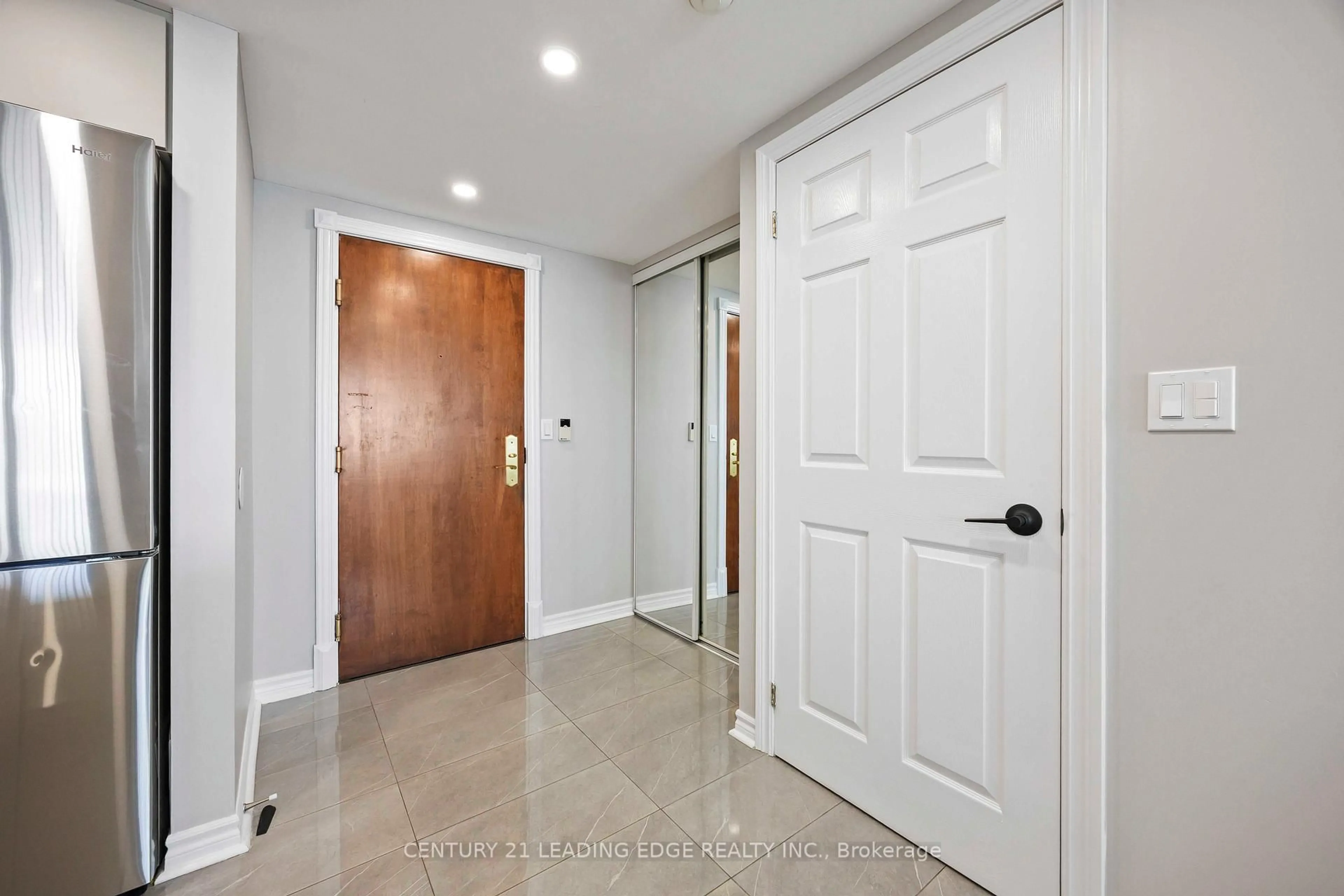Indoor entryway for 130 Pond Dr #807, Markham Ontario L3T 7W5