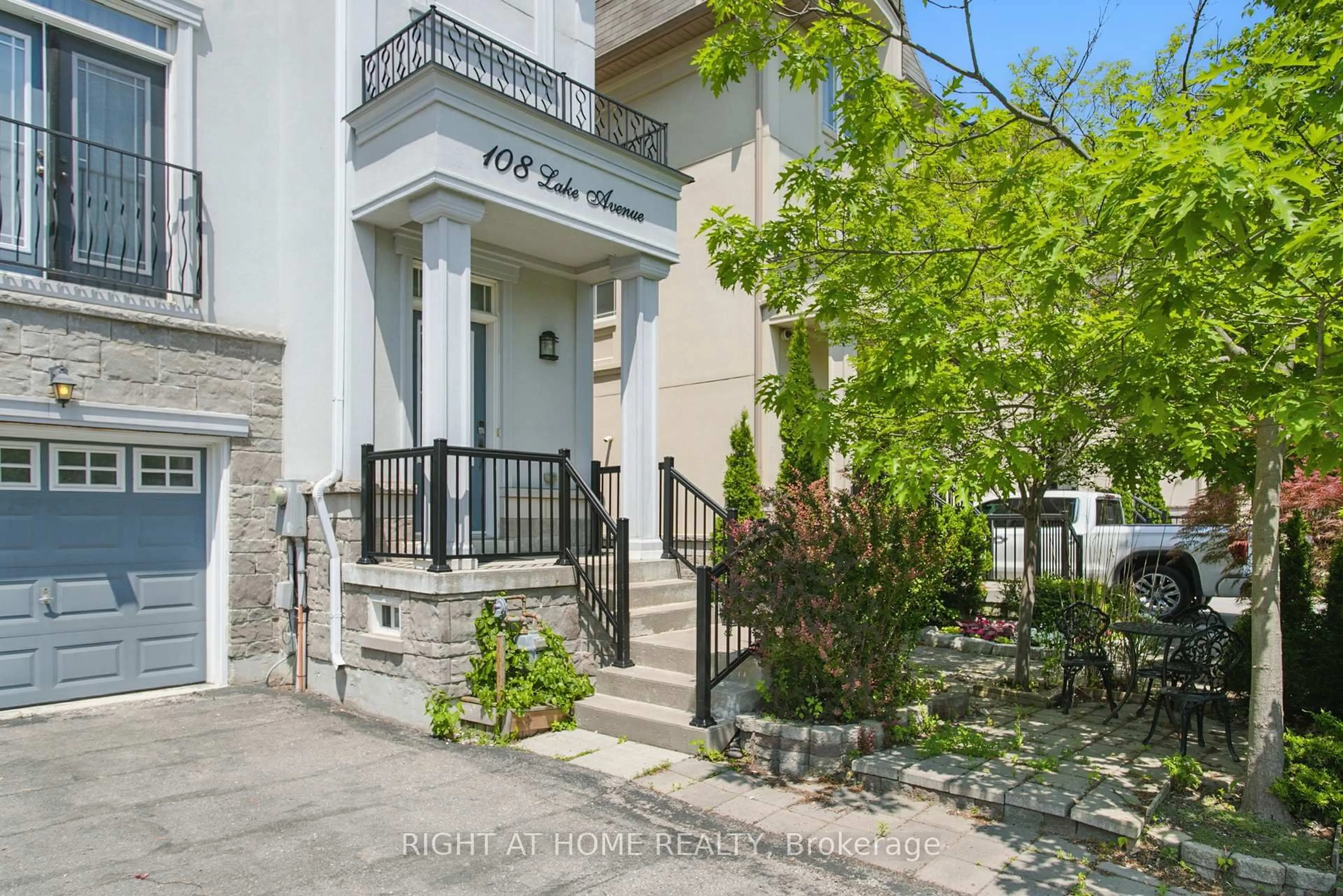 Indoor entryway for 108 Lake Ave, Richmond Hill Ontario L4E 3G6