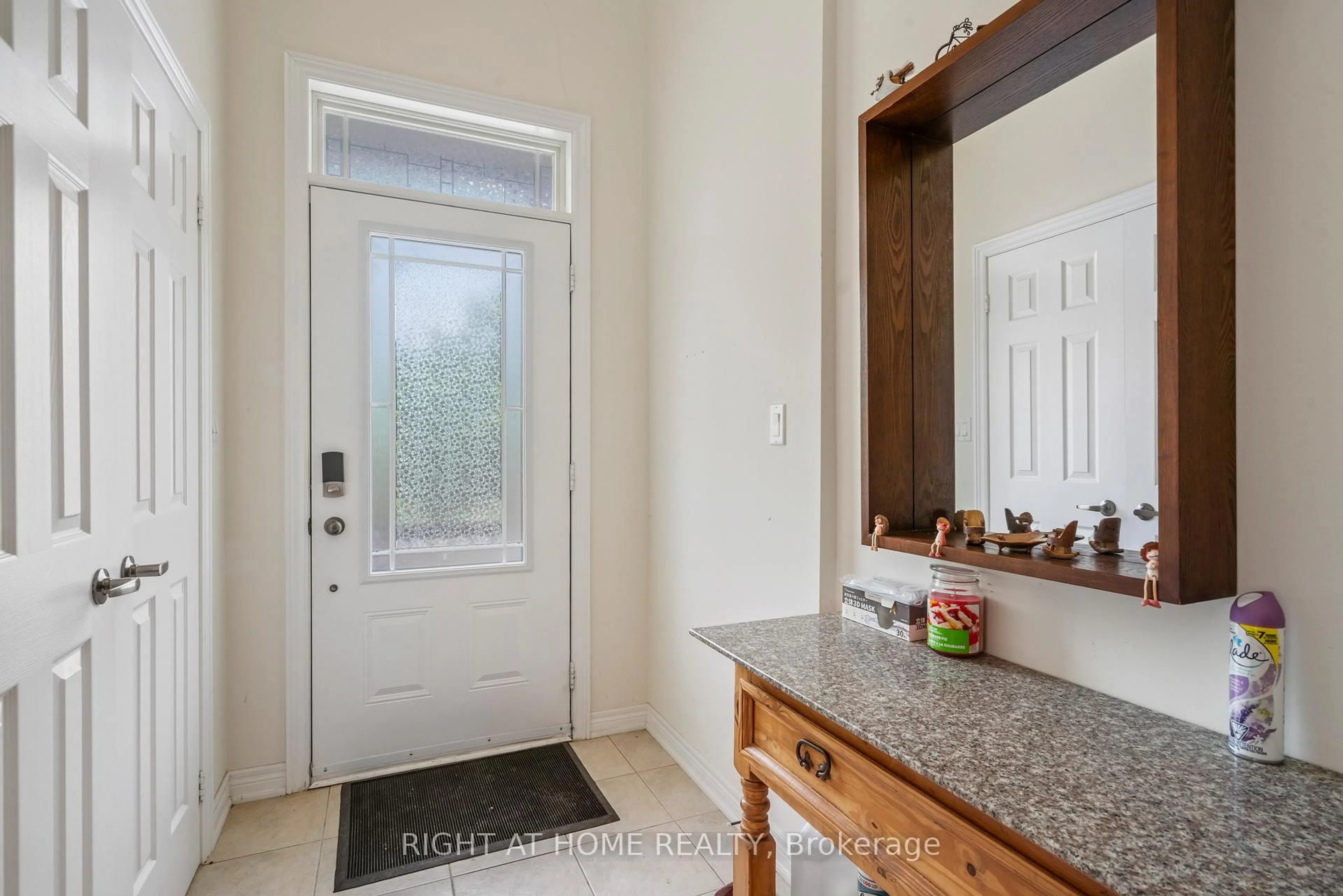 Indoor entryway for 108 Lake Ave, Richmond Hill Ontario L4E 3G6