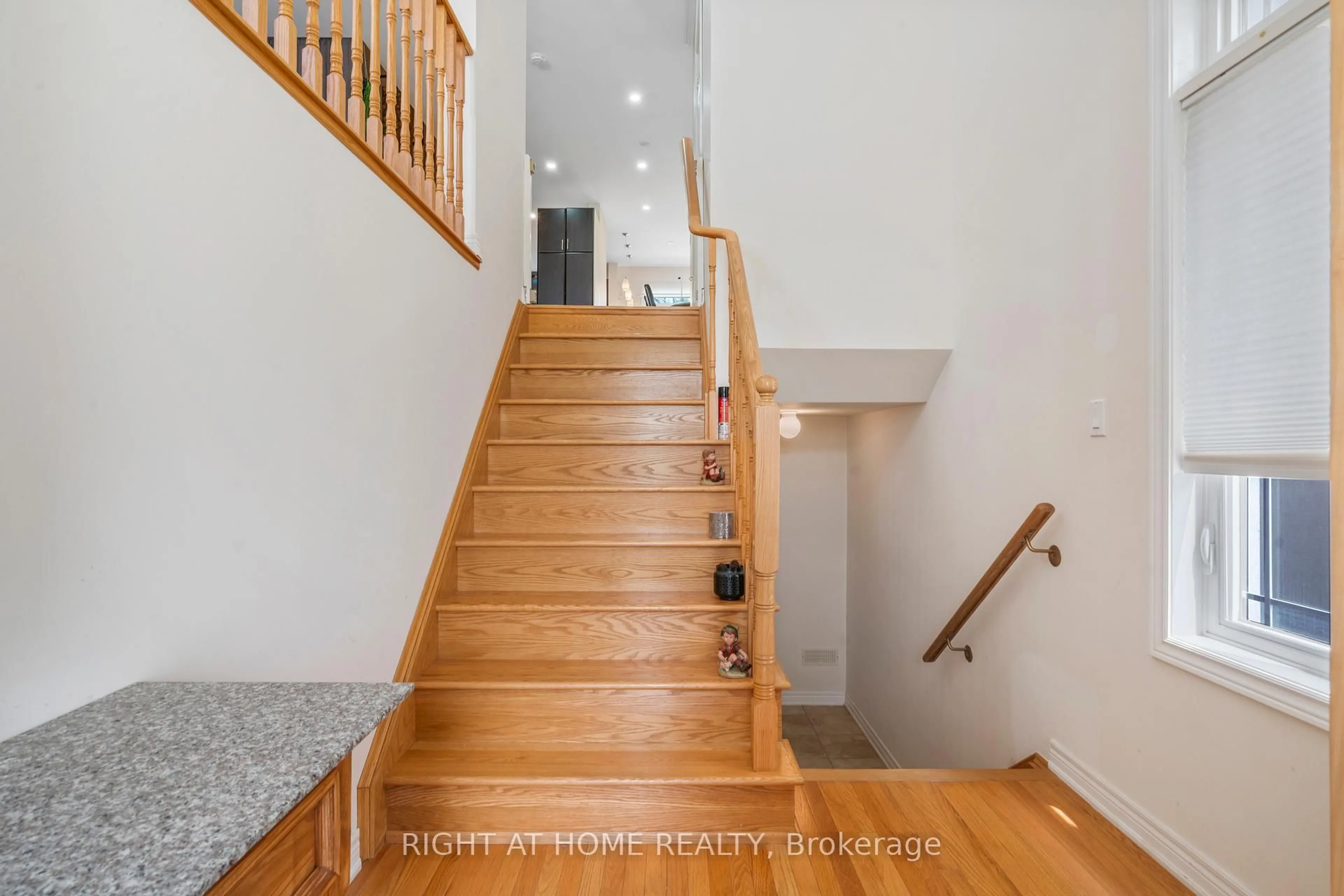 Stairs for 108 Lake Ave, Richmond Hill Ontario L4E 3G6