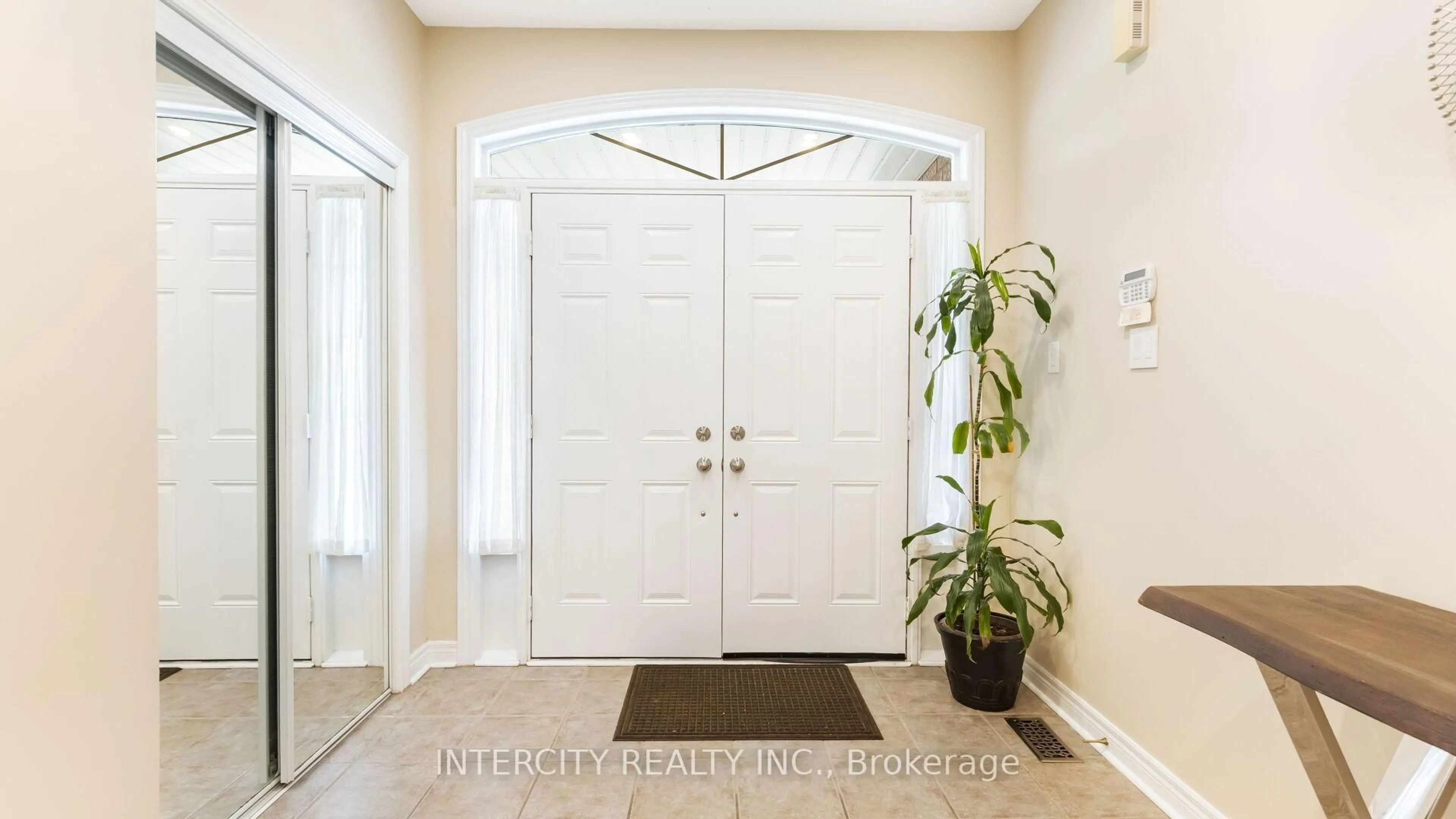 Indoor entryway for 16 Venice Gate Dr, Vaughan Ontario L4H 0E7