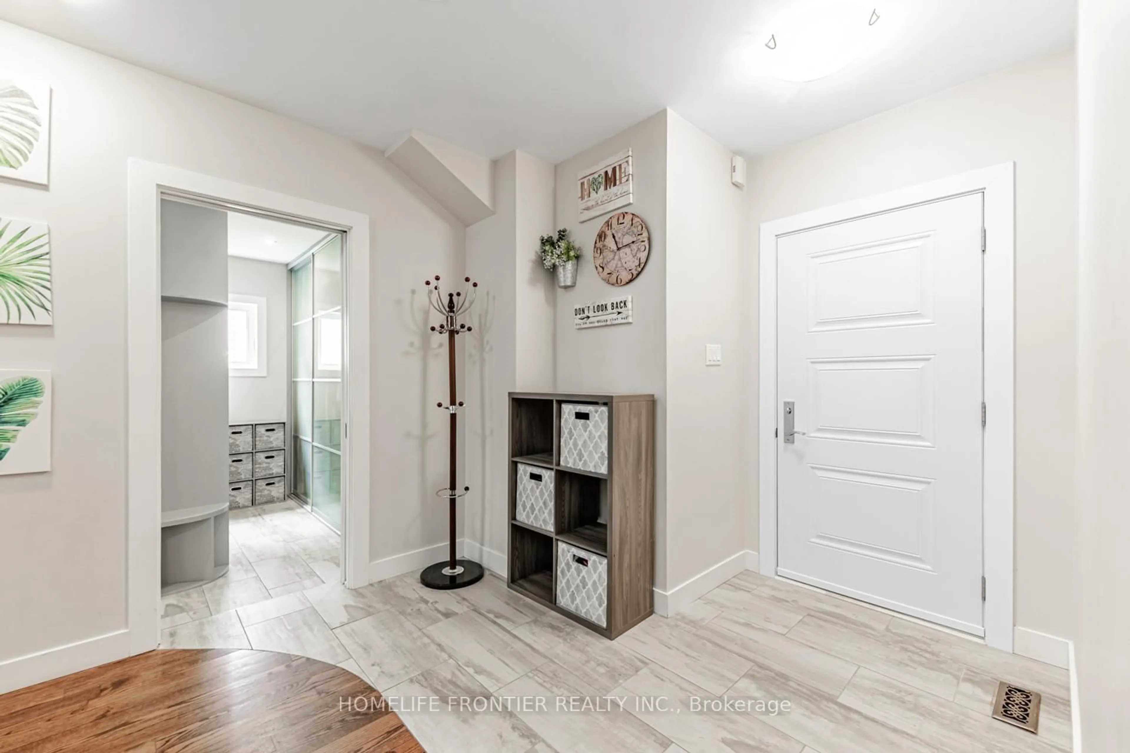 Indoor entryway for 46 Thornbrook Crt, Vaughan Ontario L4J 7X4