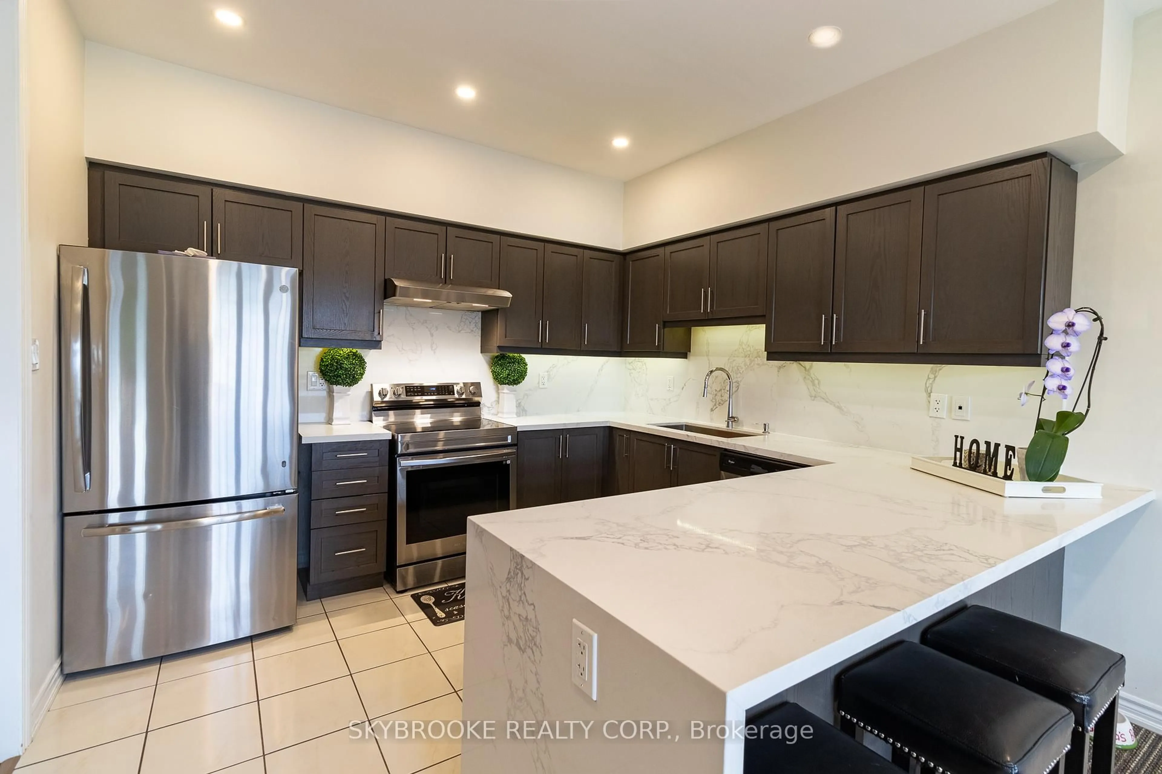 Open concept kitchen, ceramic/tile floor for 127 Taucar Gate, Bradford West Gwillimbury Ontario L3Z 1N0