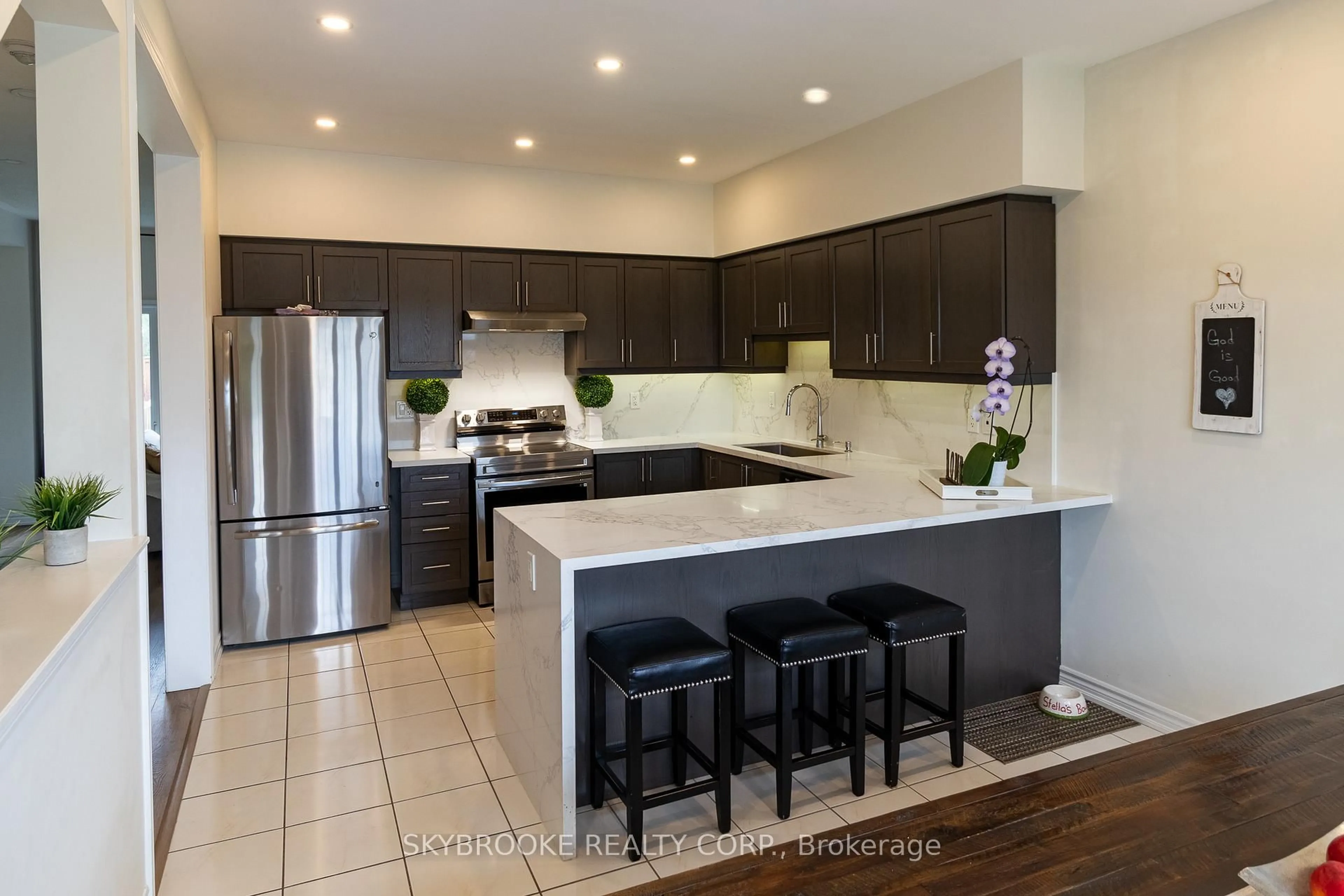 Open concept kitchen, ceramic/tile floor for 127 Taucar Gate, Bradford West Gwillimbury Ontario L3Z 1N0