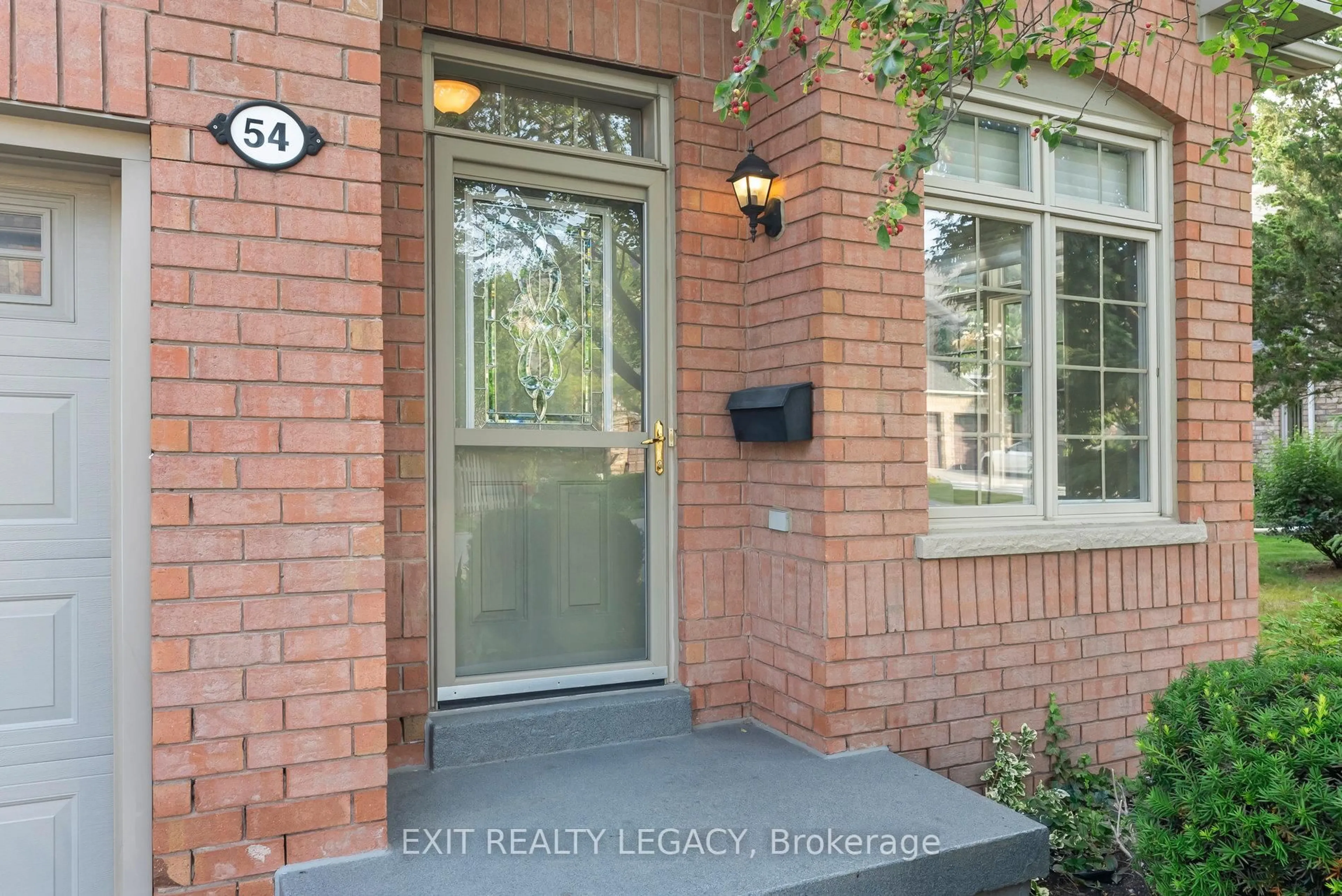 Indoor entryway for 54 Louisbourg Way, Markham Ontario L6E 2A2