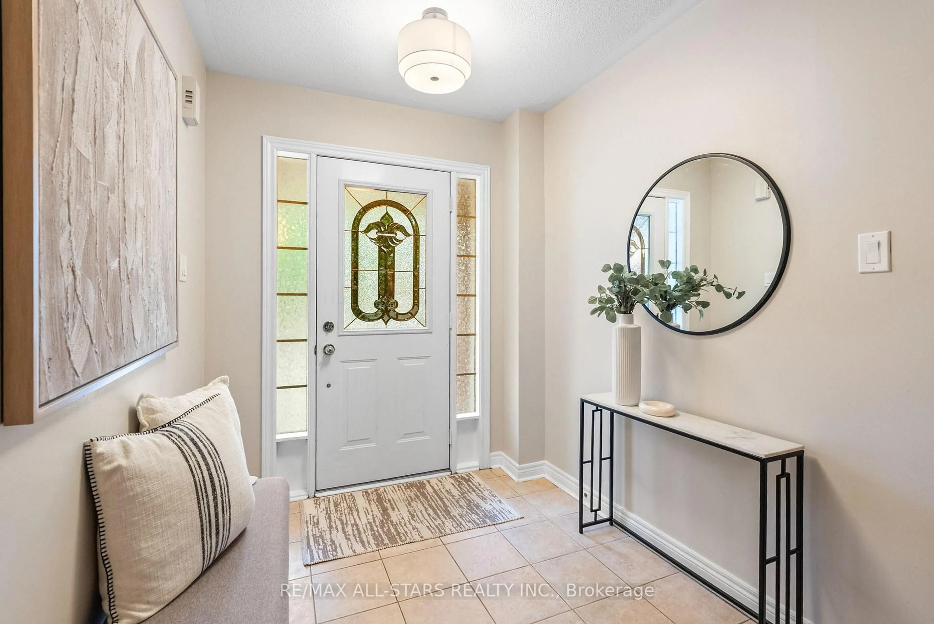 Indoor entryway for 69 Oakside Dr, Uxbridge Ontario L9P 2A6