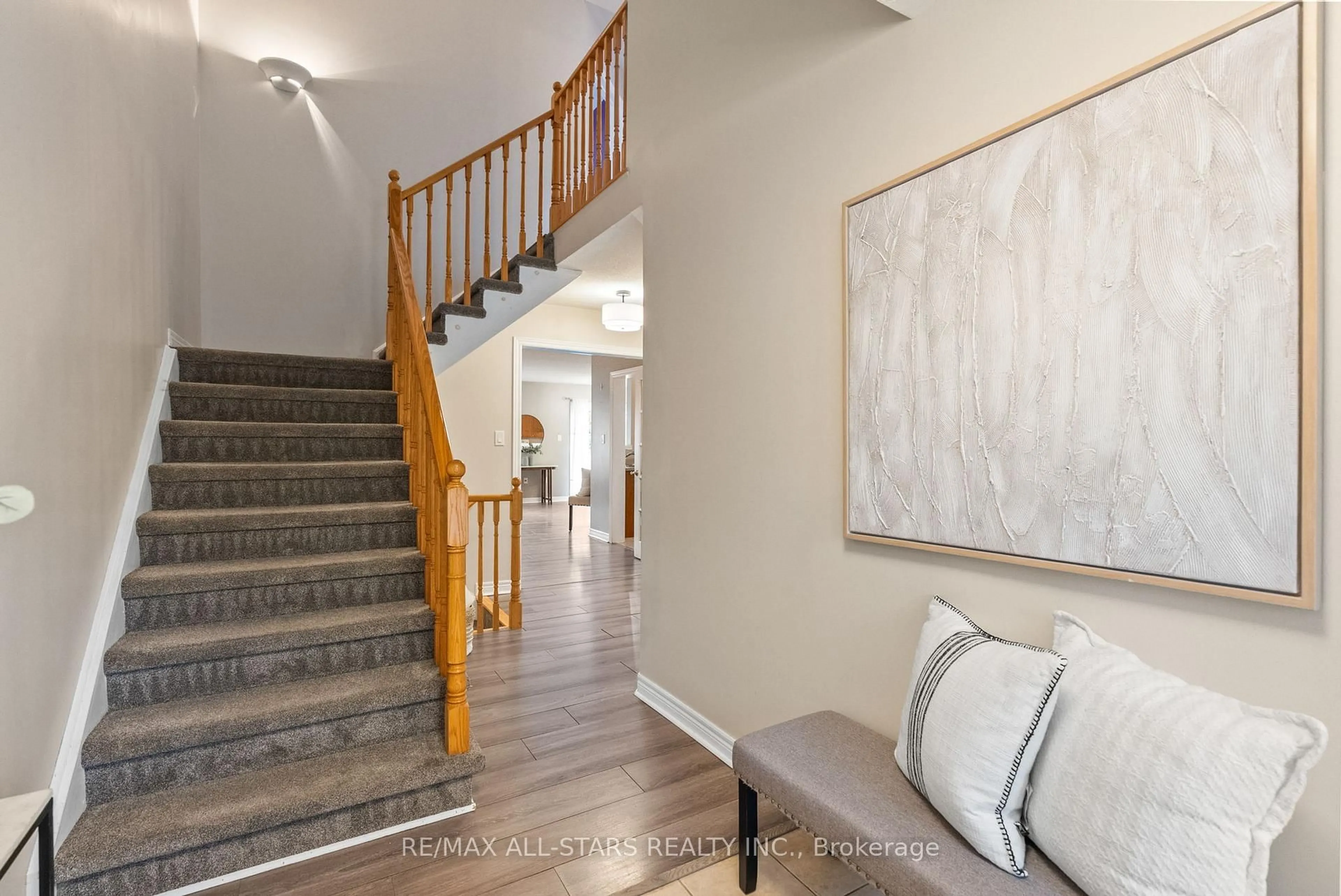 Indoor entryway for 69 Oakside Dr, Uxbridge Ontario L9P 2A6