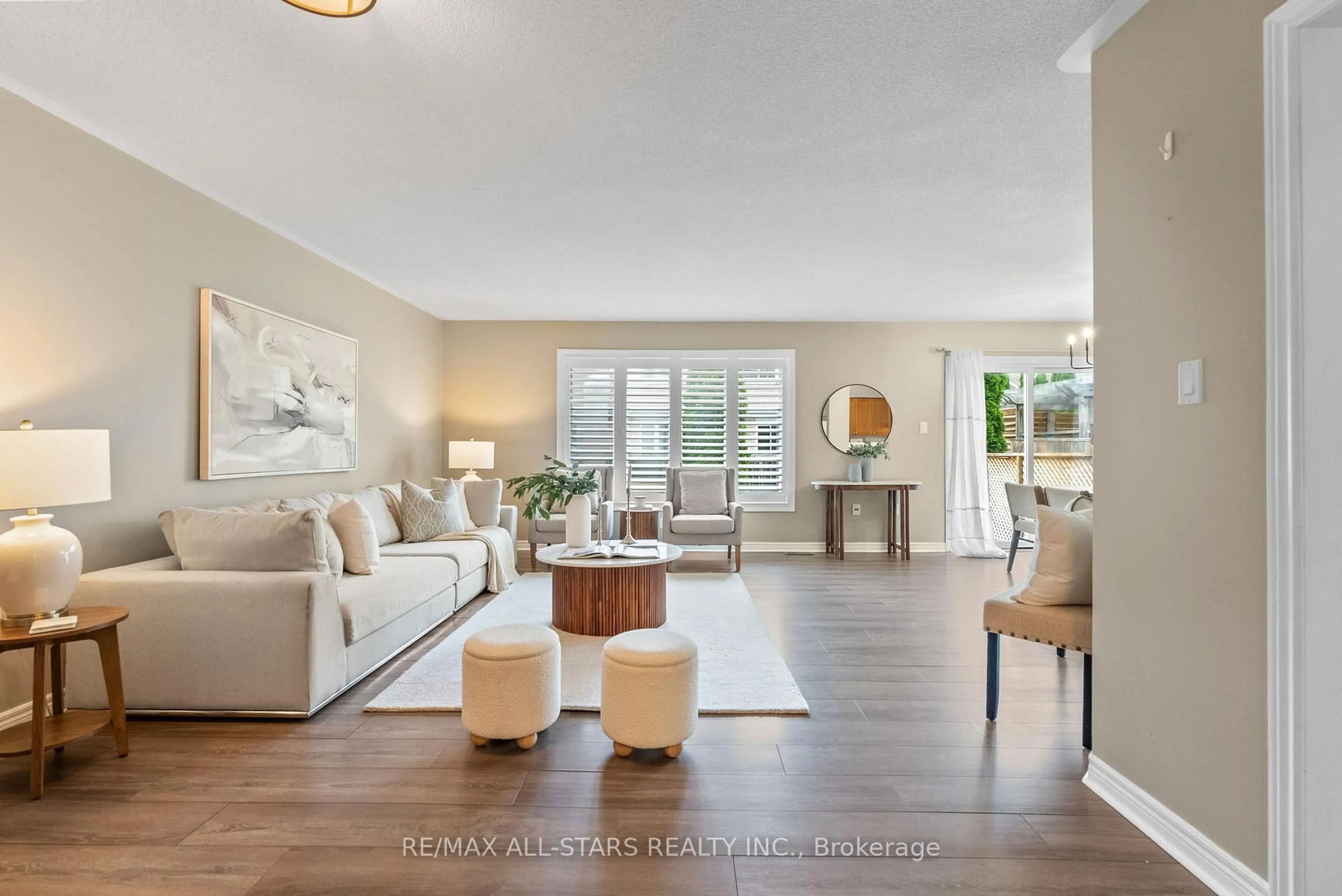Living room with furniture, unknown for 69 Oakside Dr, Uxbridge Ontario L9P 2A6