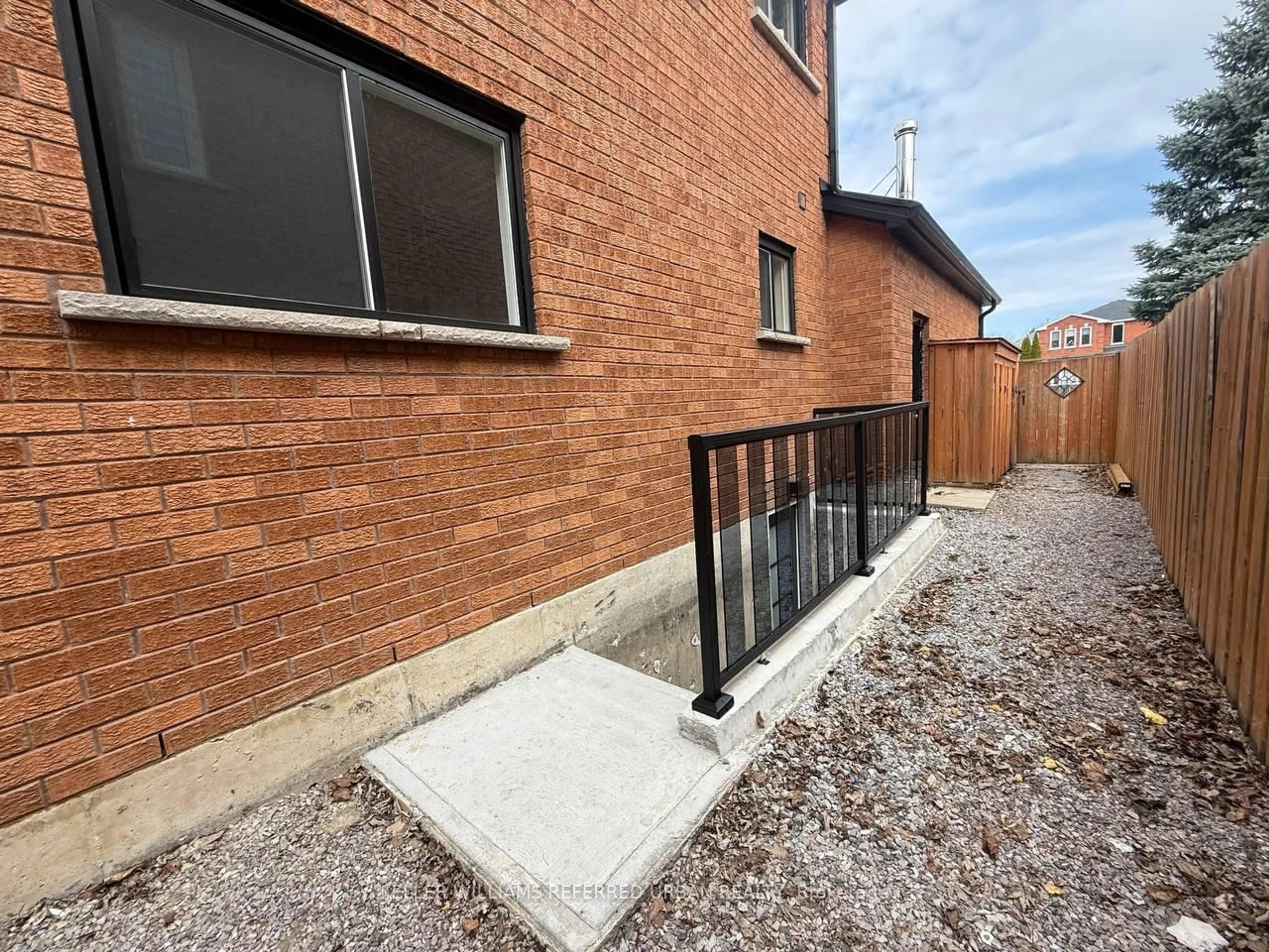 Patio, street for 228 Elman Cres, Newmarket Ontario L3Y 7X3