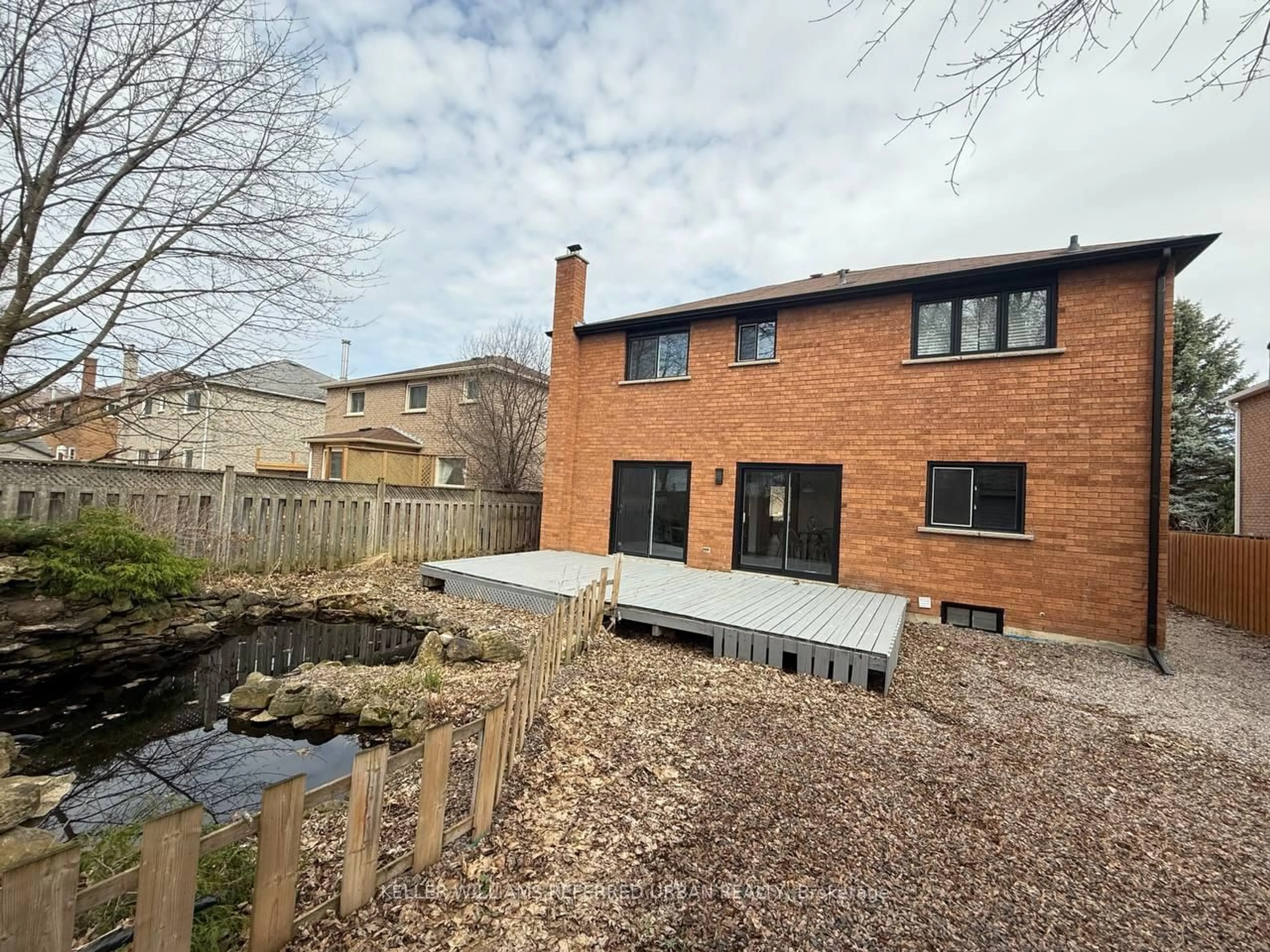 A pic from outside/outdoor area/front of a property/back of a property/a pic from drone, building for 228 Elman Cres, Newmarket Ontario L3Y 7X3