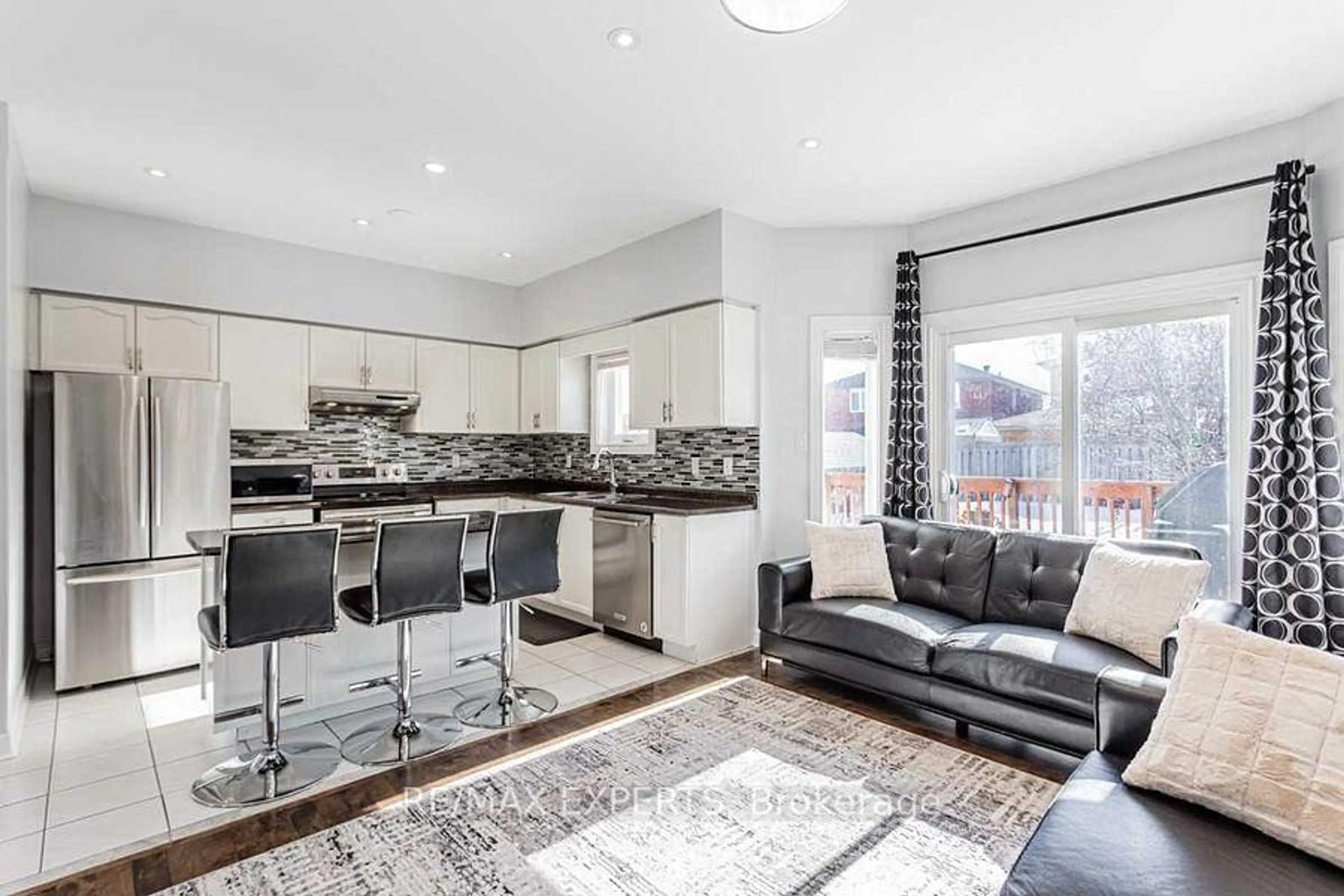 Open concept kitchen, unknown for 4 Depeuter Cres, Bradford West Gwillimbury Ontario L3Z 3A4