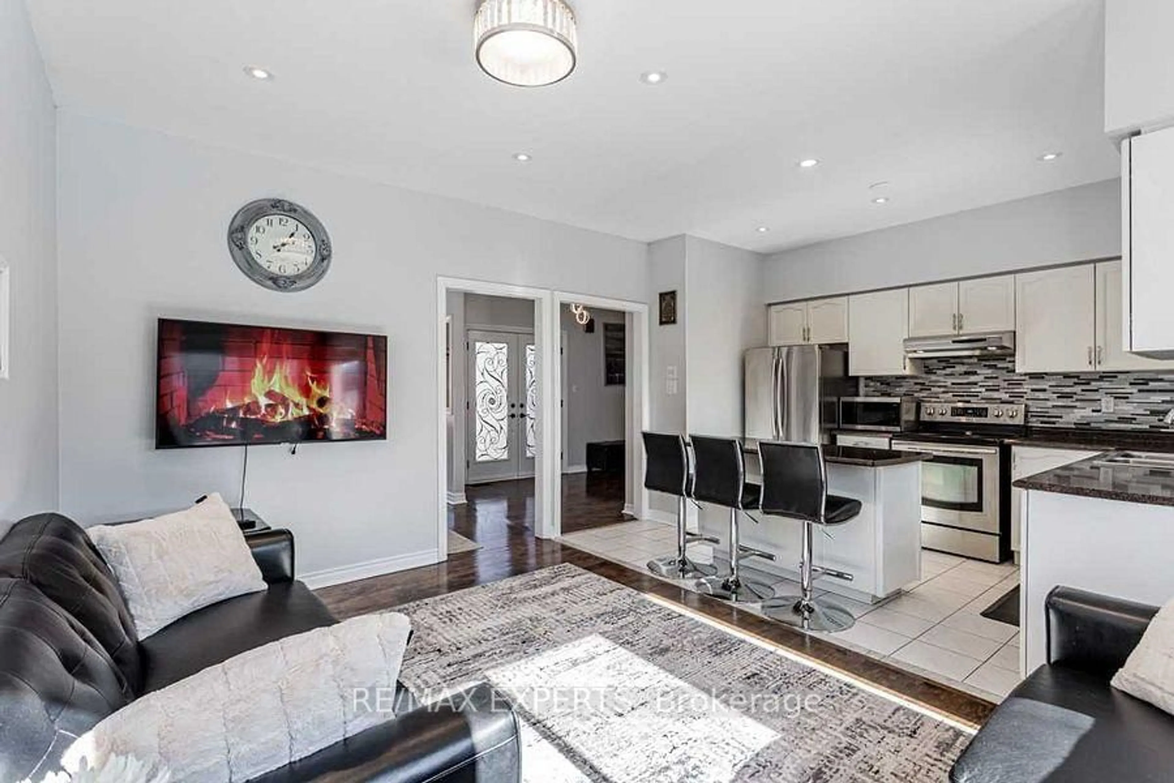 Open concept kitchen, unknown for 4 Depeuter Cres, Bradford West Gwillimbury Ontario L3Z 3A4