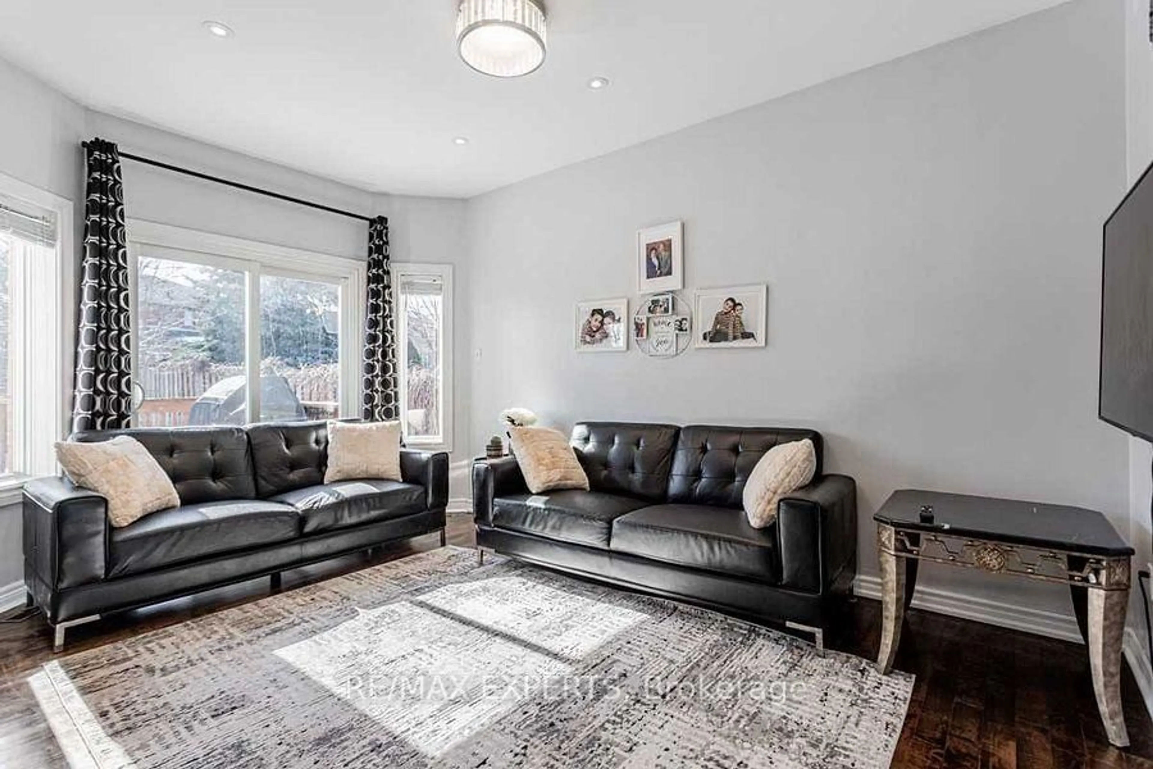 Living room with furniture, unknown for 4 Depeuter Cres, Bradford West Gwillimbury Ontario L3Z 3A4