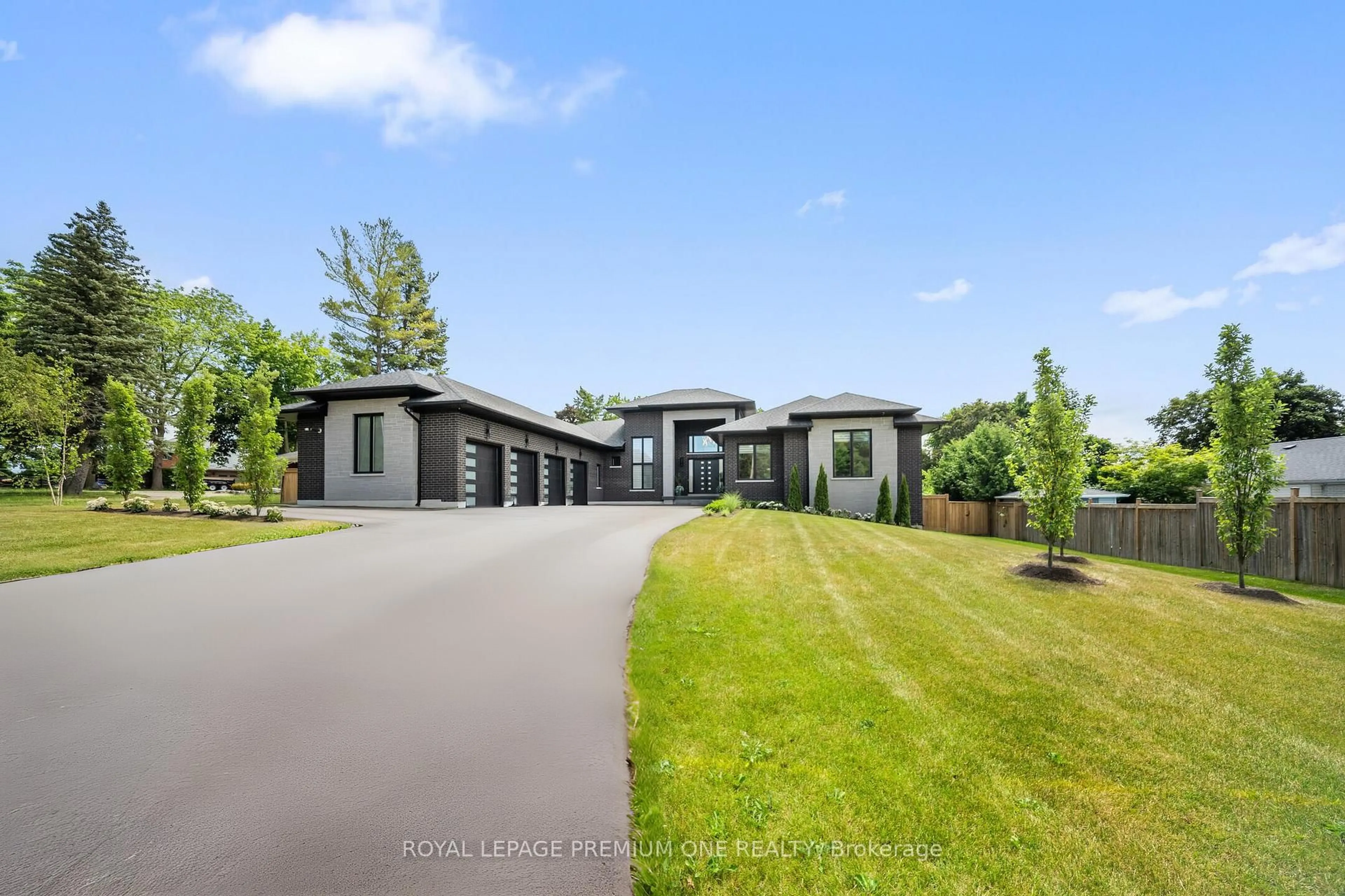 A pic from outside/outdoor area/front of a property/back of a property/a pic from drone, unknown for 11 Hollywood Cres, King Ontario L0G 1N0