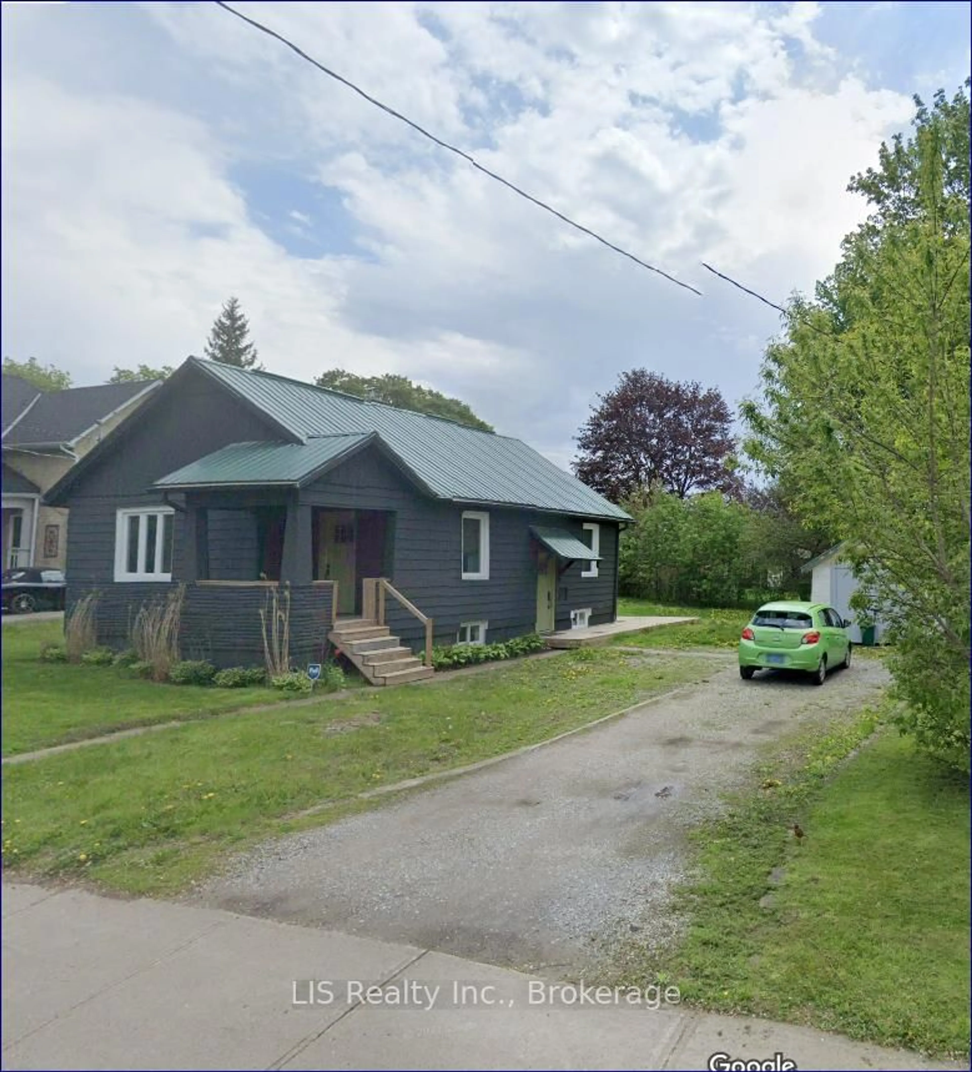 A pic from outside/outdoor area/front of a property/back of a property/a pic from drone, street for 388 Eagle St, Newmarket Ontario L3Y 1K4