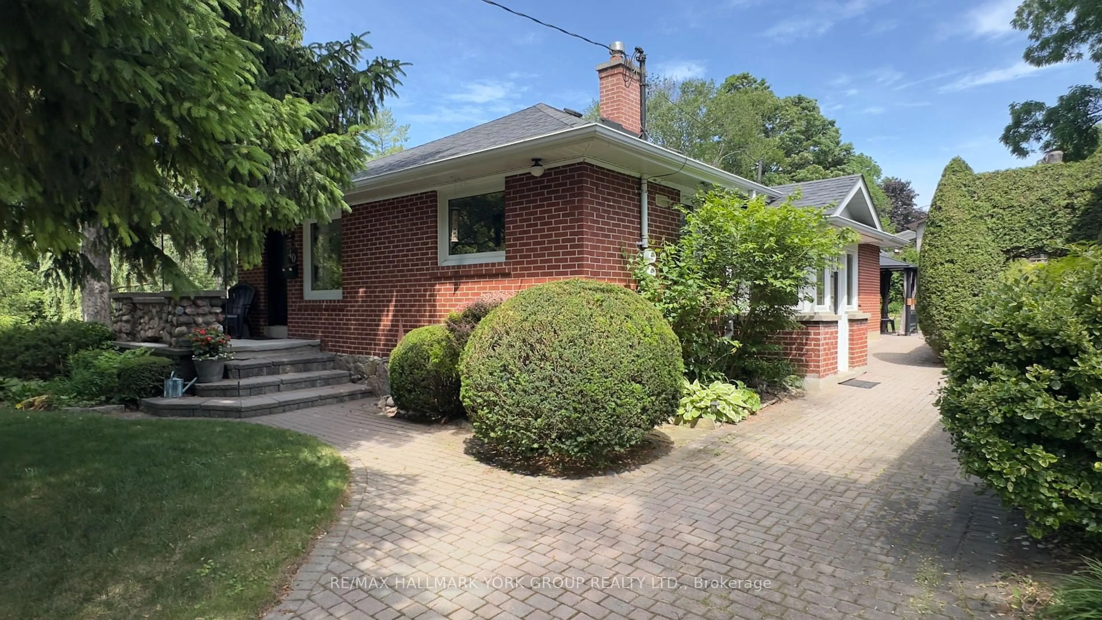 Home with brick exterior material, street for 40 Kennedy St, Aurora Ontario L4G 1C1