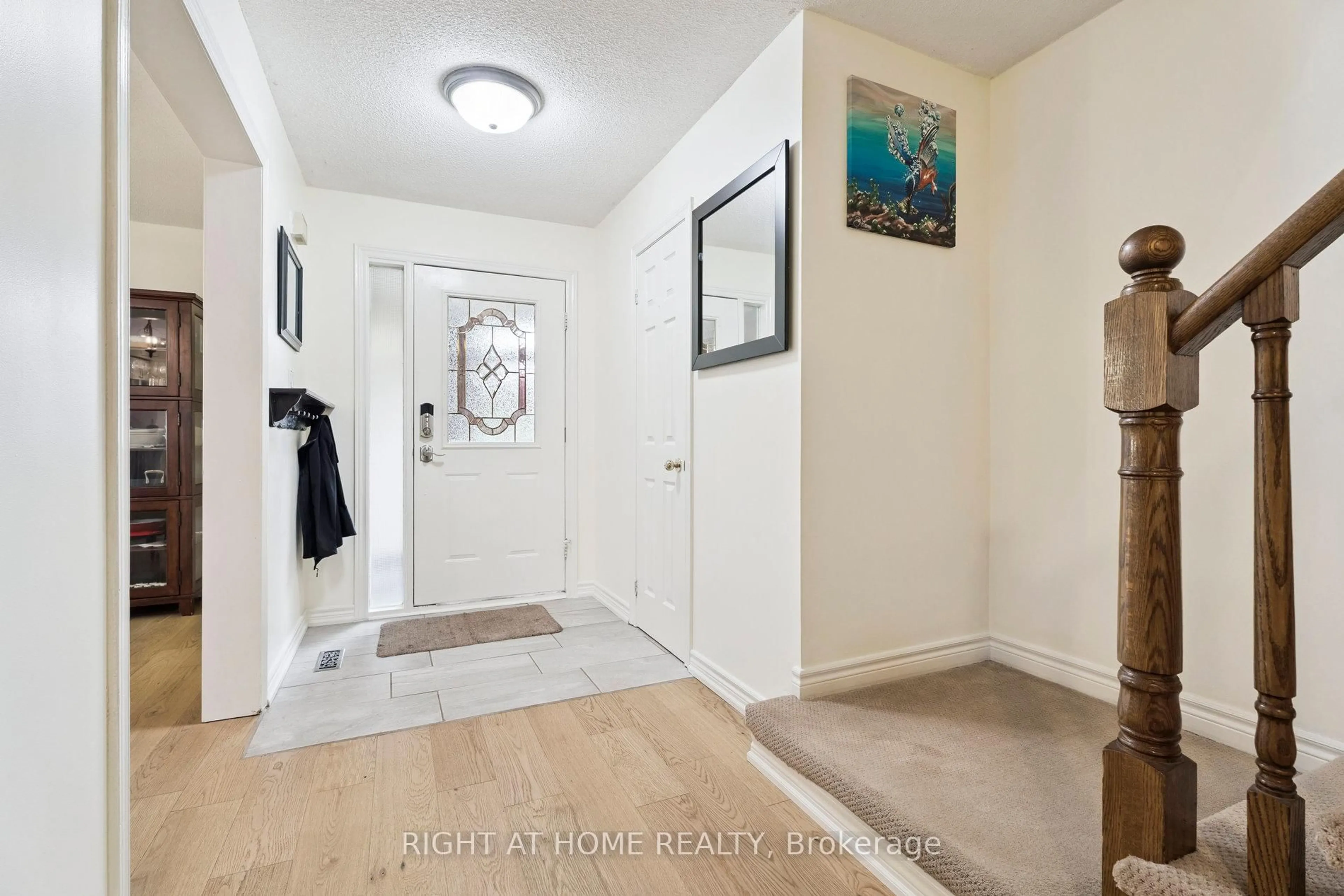 Indoor entryway for 56 Sunbird Blvd, Georgina Ontario L4P 3S1