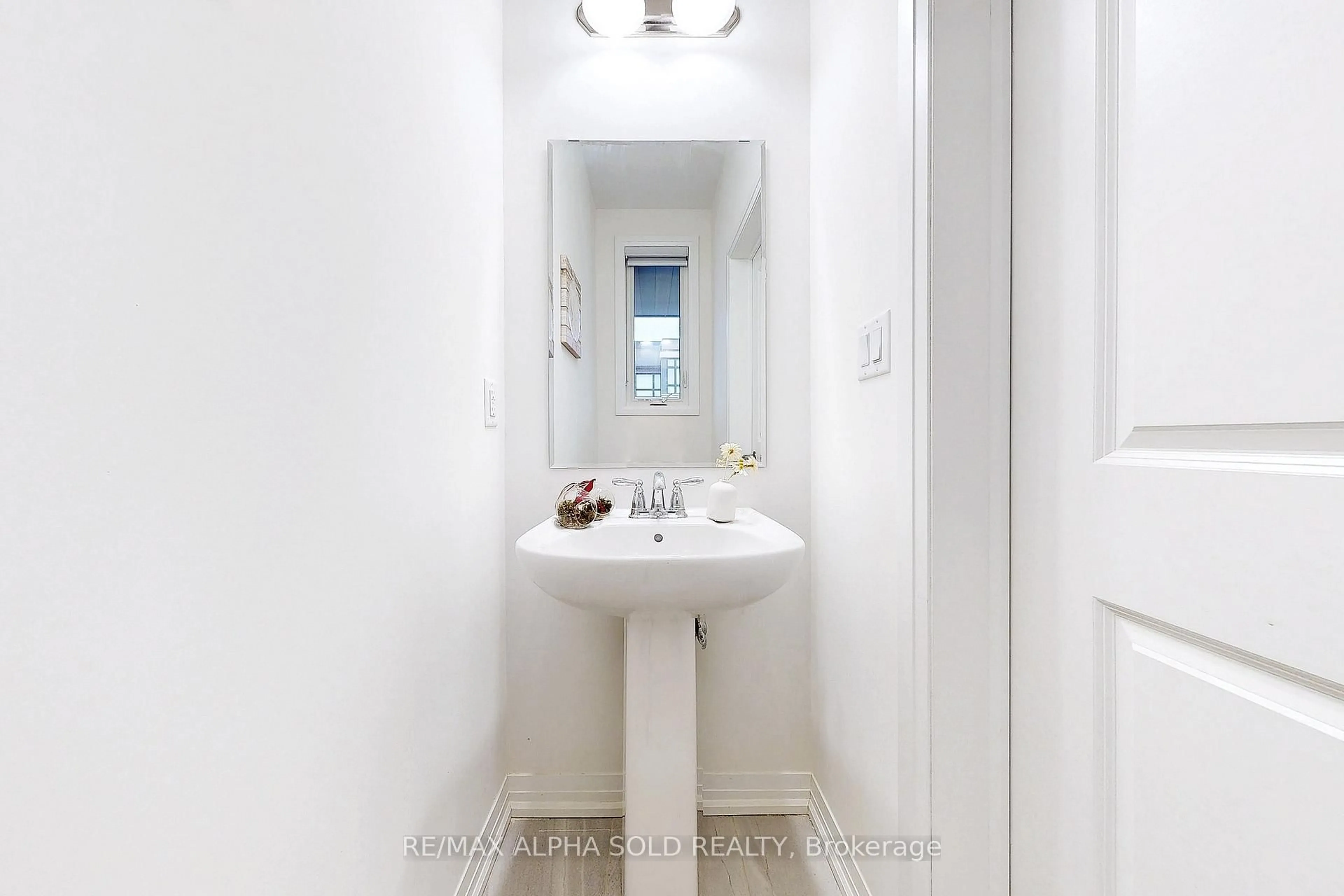 Standard bathroom, unknown for 63 McCague St, Richmond Hill Ontario L4S 0J4