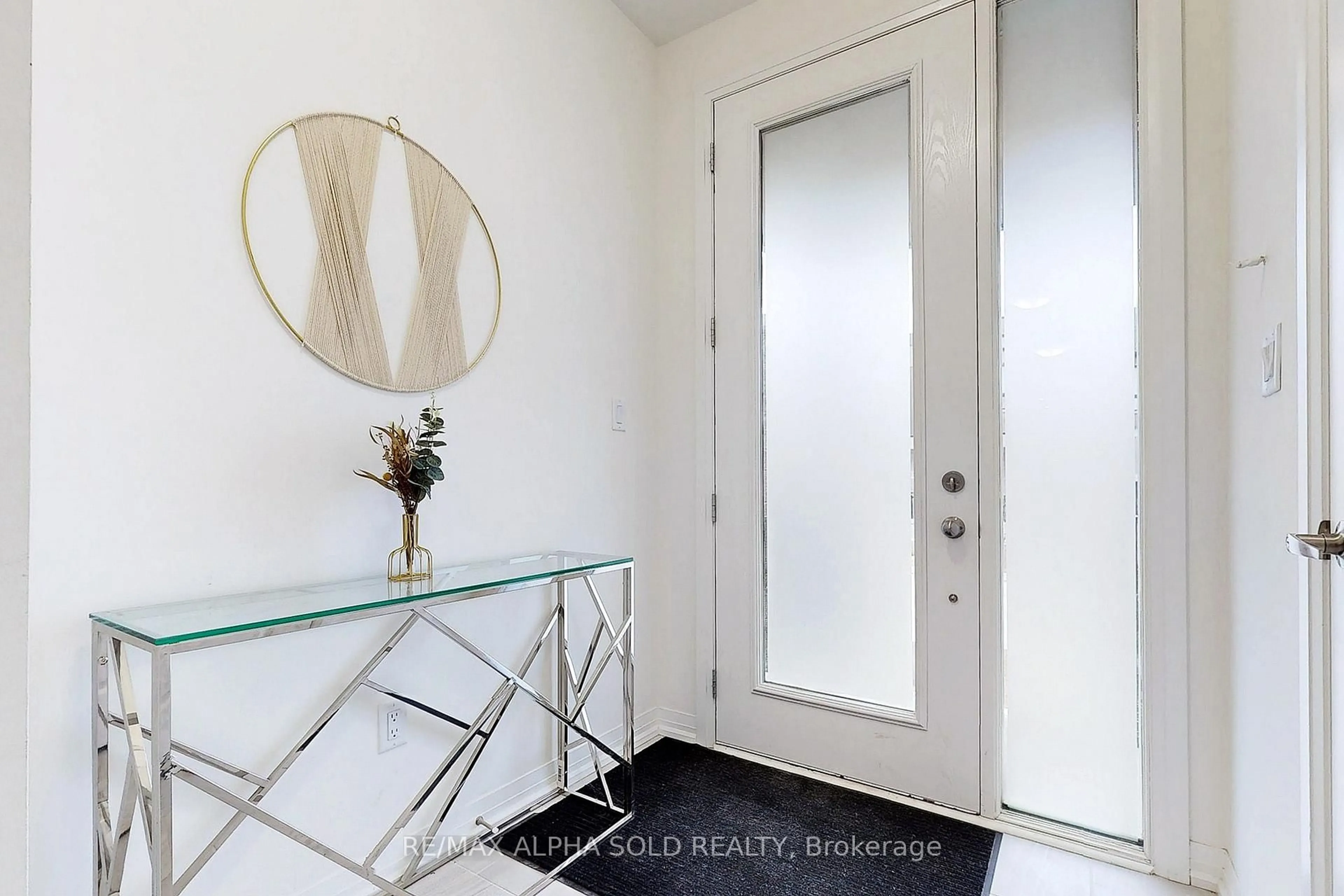 Indoor entryway for 63 McCague St, Richmond Hill Ontario L4S 0J4