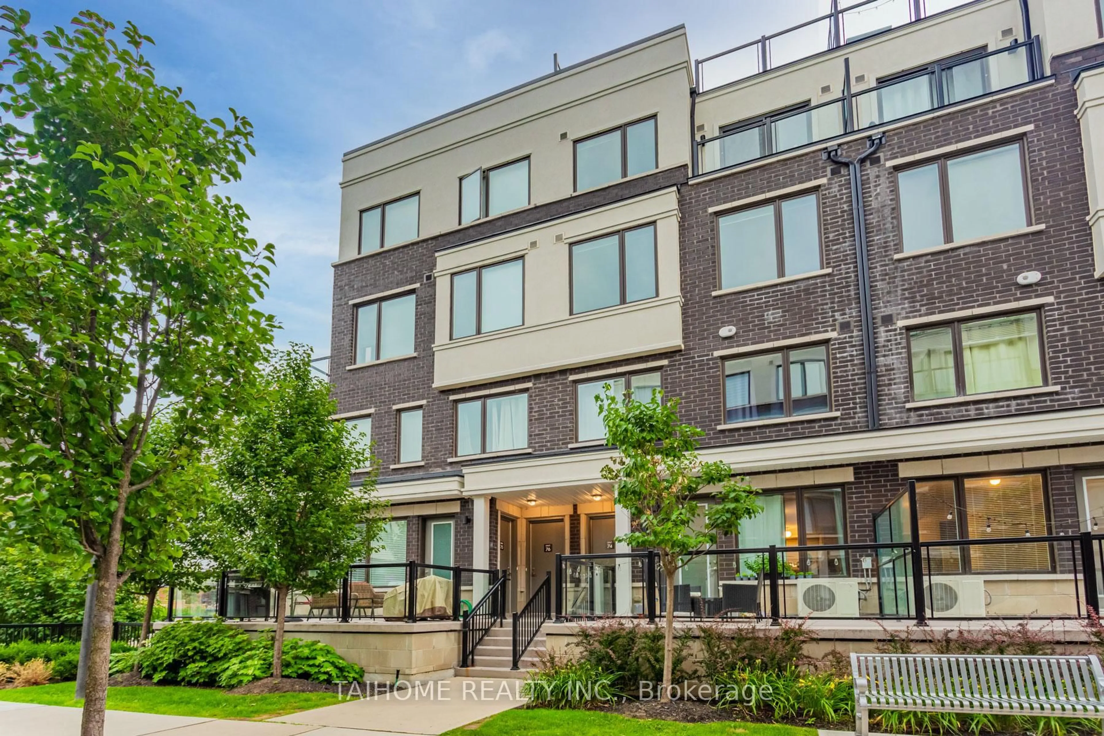 Patio, building for 400 Alex Gardner Circ #74, Aurora Ontario L4G 3G5