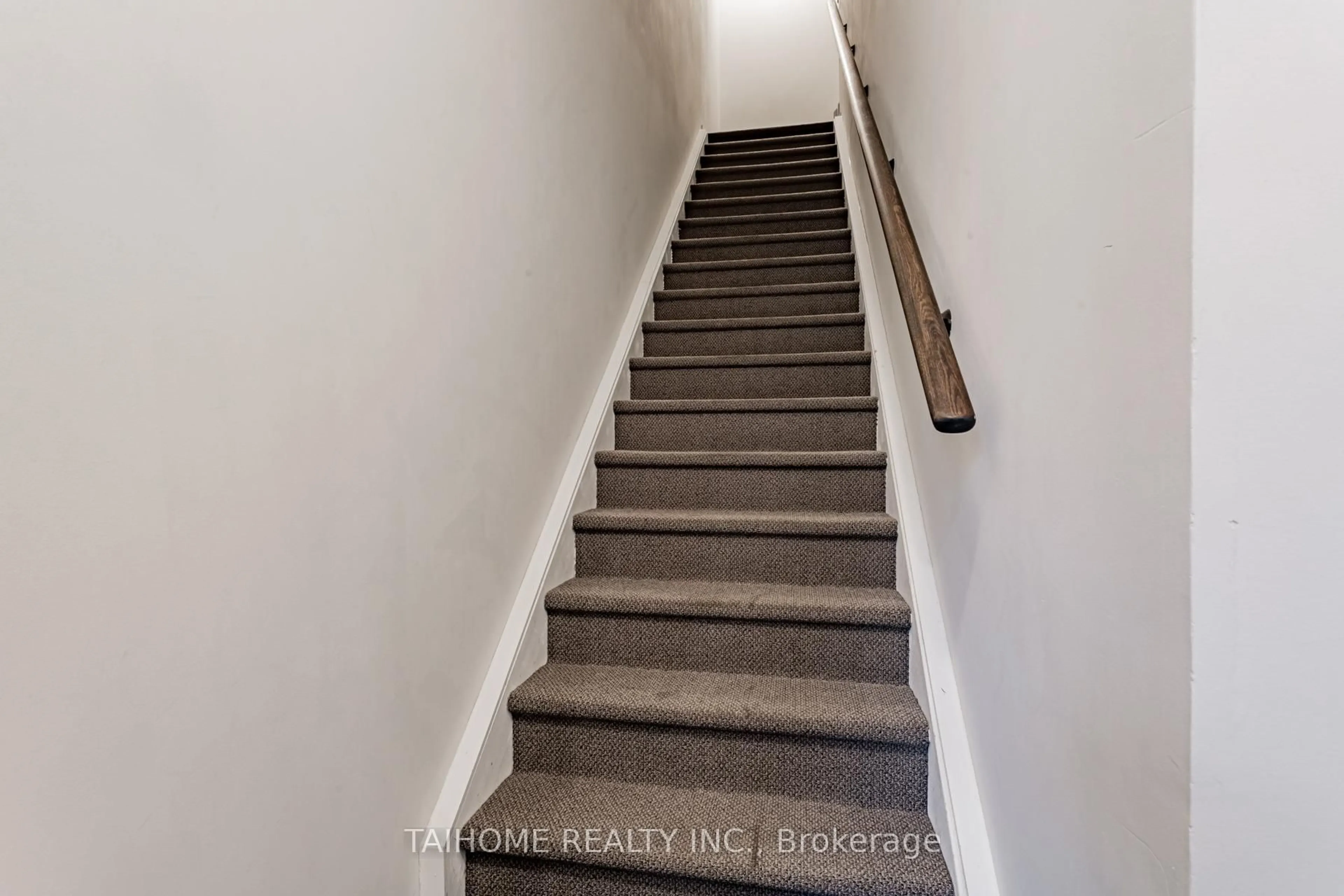 Stairs for 400 Alex Gardner Circ #74, Aurora Ontario L4G 3G5