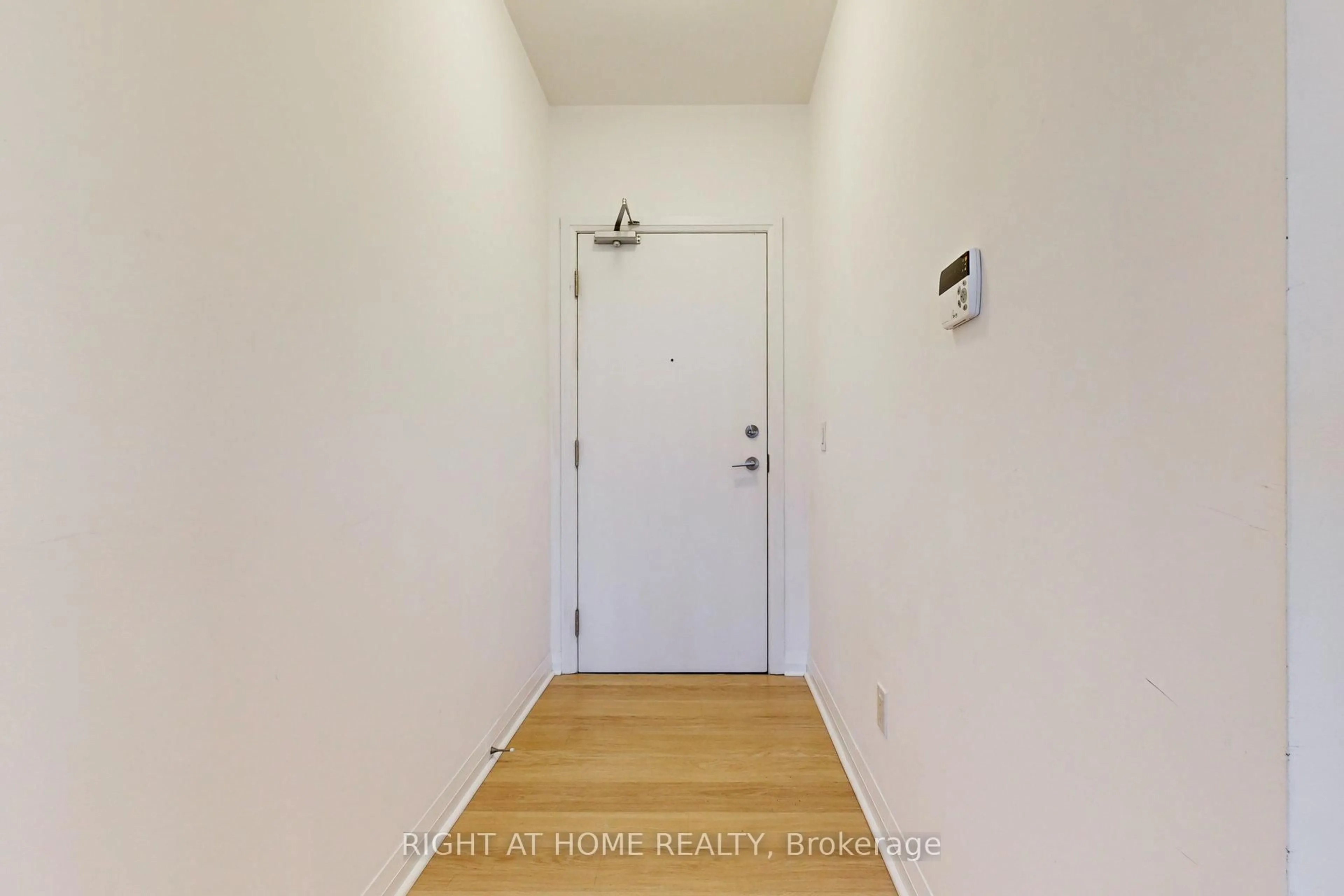Indoor entryway for 55 Oneida Cres #PH08, Richmond Hill Ontario L4B 0E8