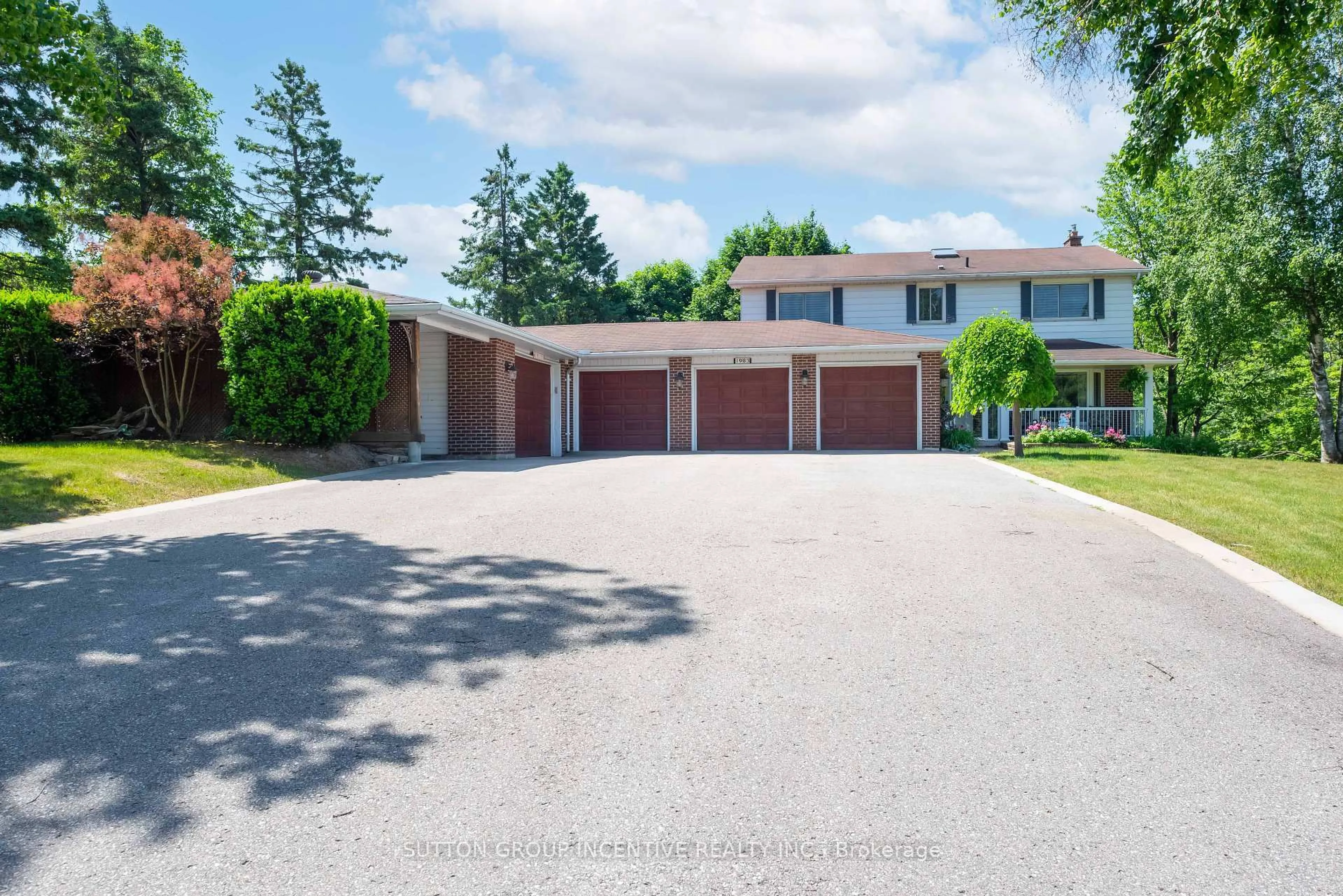 A pic from outside/outdoor area/front of a property/back of a property/a pic from drone, street for 1983 Innisfil Heights Cres, Innisfil Ontario L9S 4A7