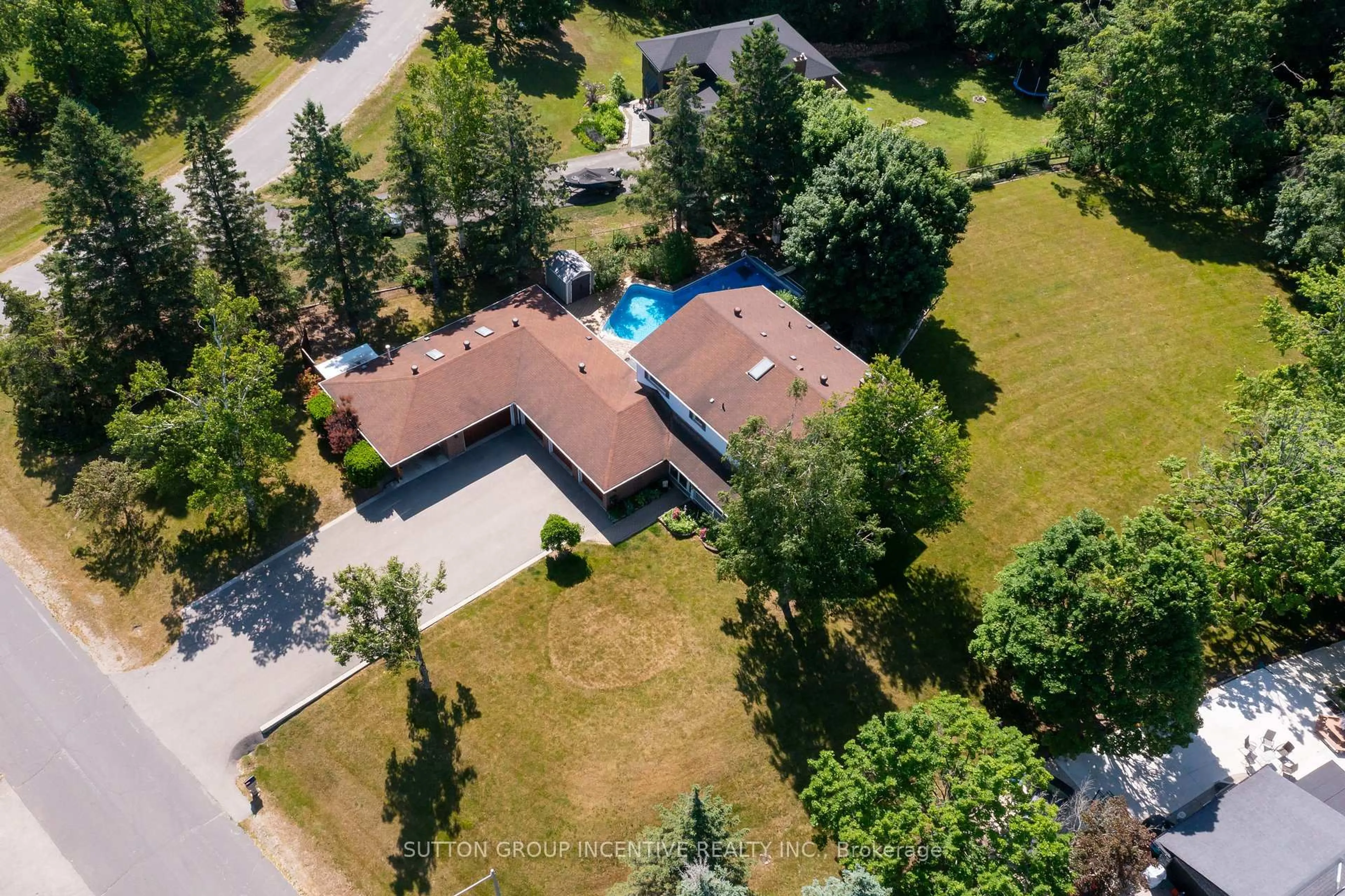 A pic from outside/outdoor area/front of a property/back of a property/a pic from drone, unknown for 1983 Innisfil Heights Cres, Innisfil Ontario L9S 4A7